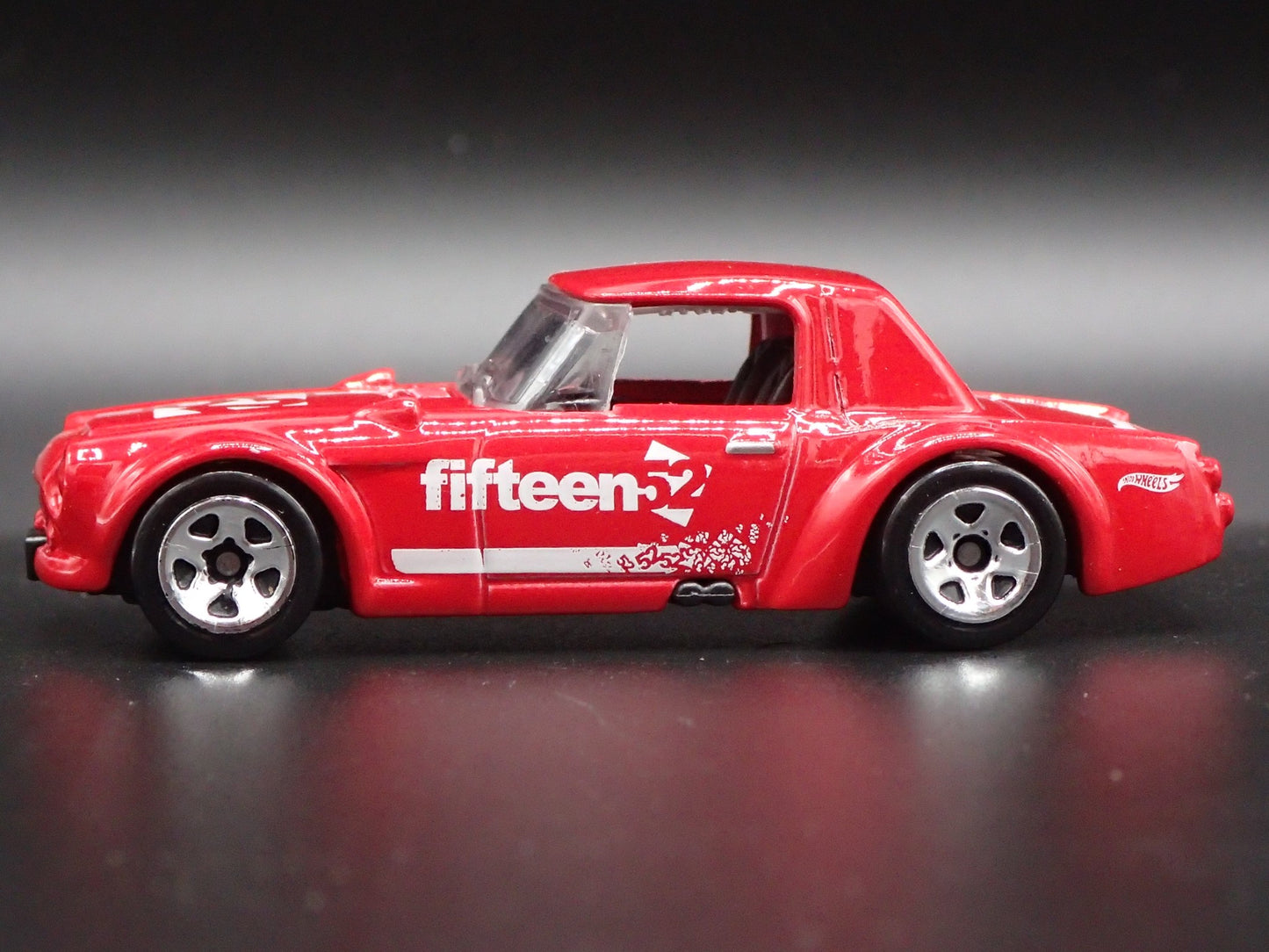 1967-1970 DATSUN FAIRLADY 2000 FIFTEEN 52 1:64 SCALE DIORAMA DIECAST MODEL CAR