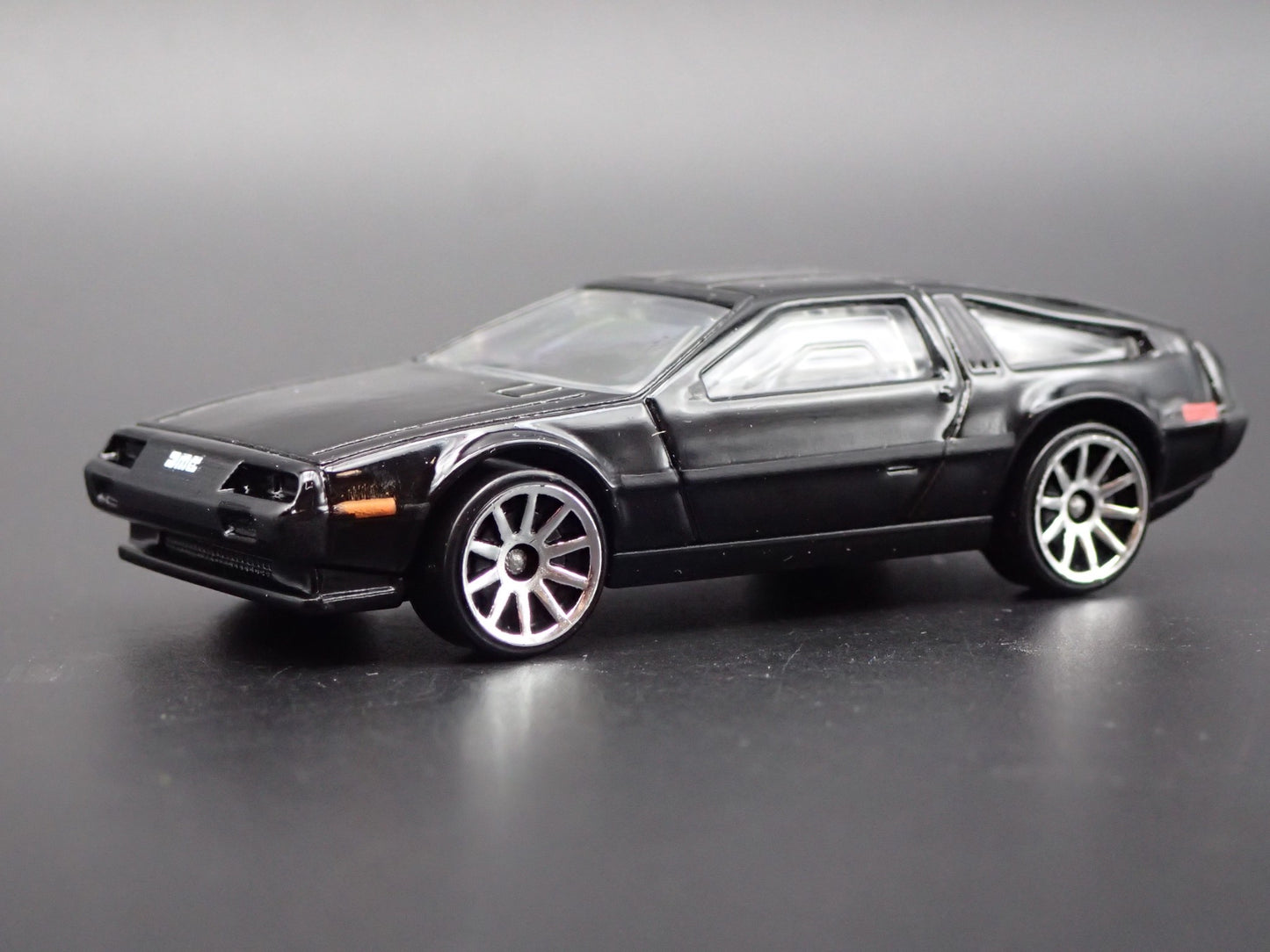 1981-1983 DMC DELOREAN BLACK 1:64 SCALE COLLECTIBLE DIORAMA DIECAST MODEL CAR