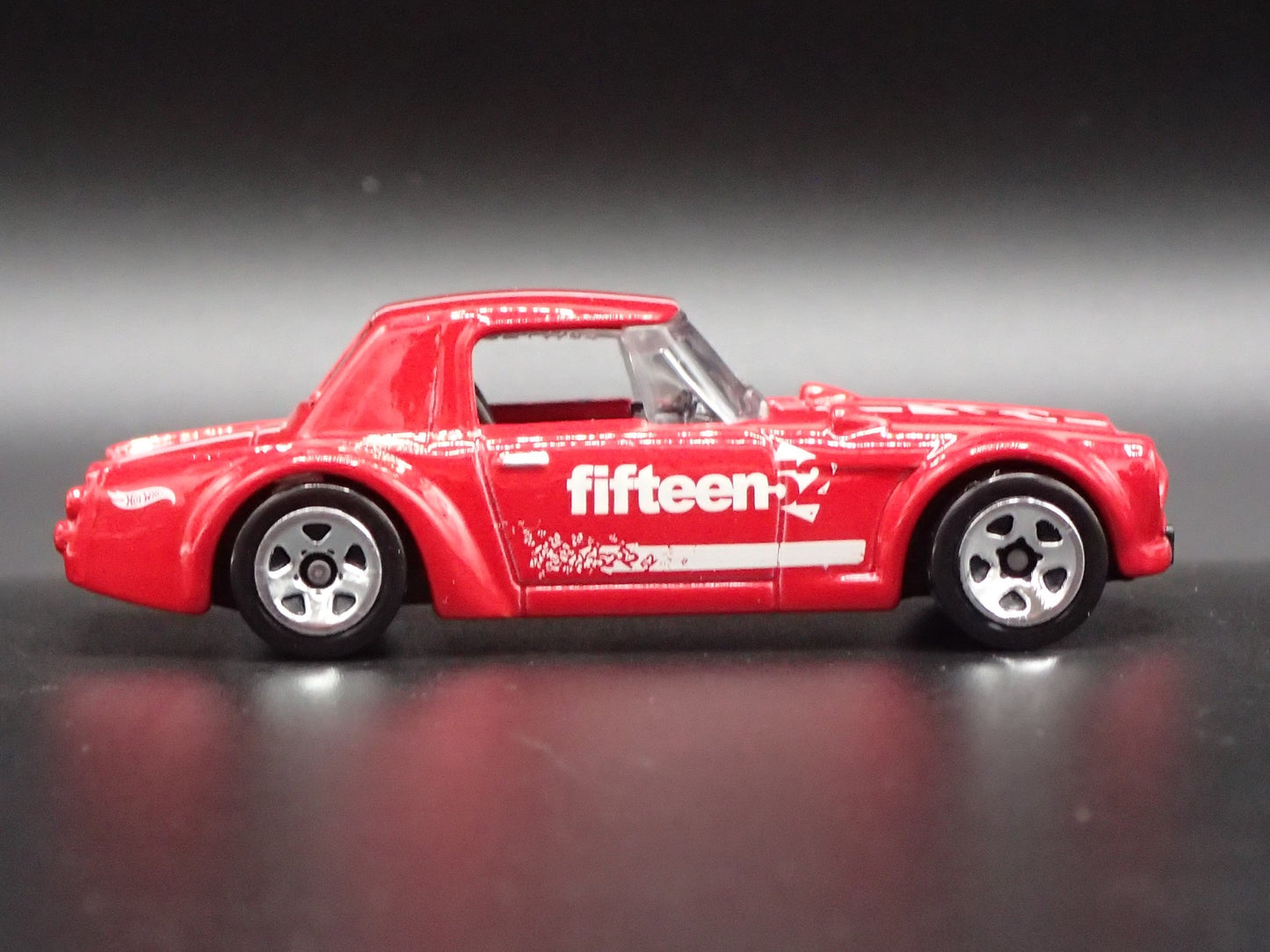 1967-1970 DATSUN FAIRLADY 2000 FIFTEEN 52 1:64 SCALE DIORAMA DIECAST MODEL CAR