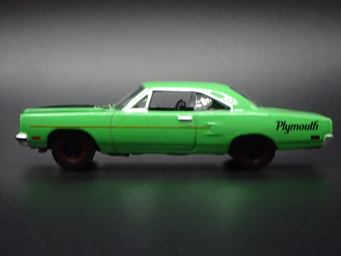 1970 70 PLYMOUTH ROAD RUNNER GREEN 1:64 SCALE COLLECTIBLE DIECAST MODEL CAR