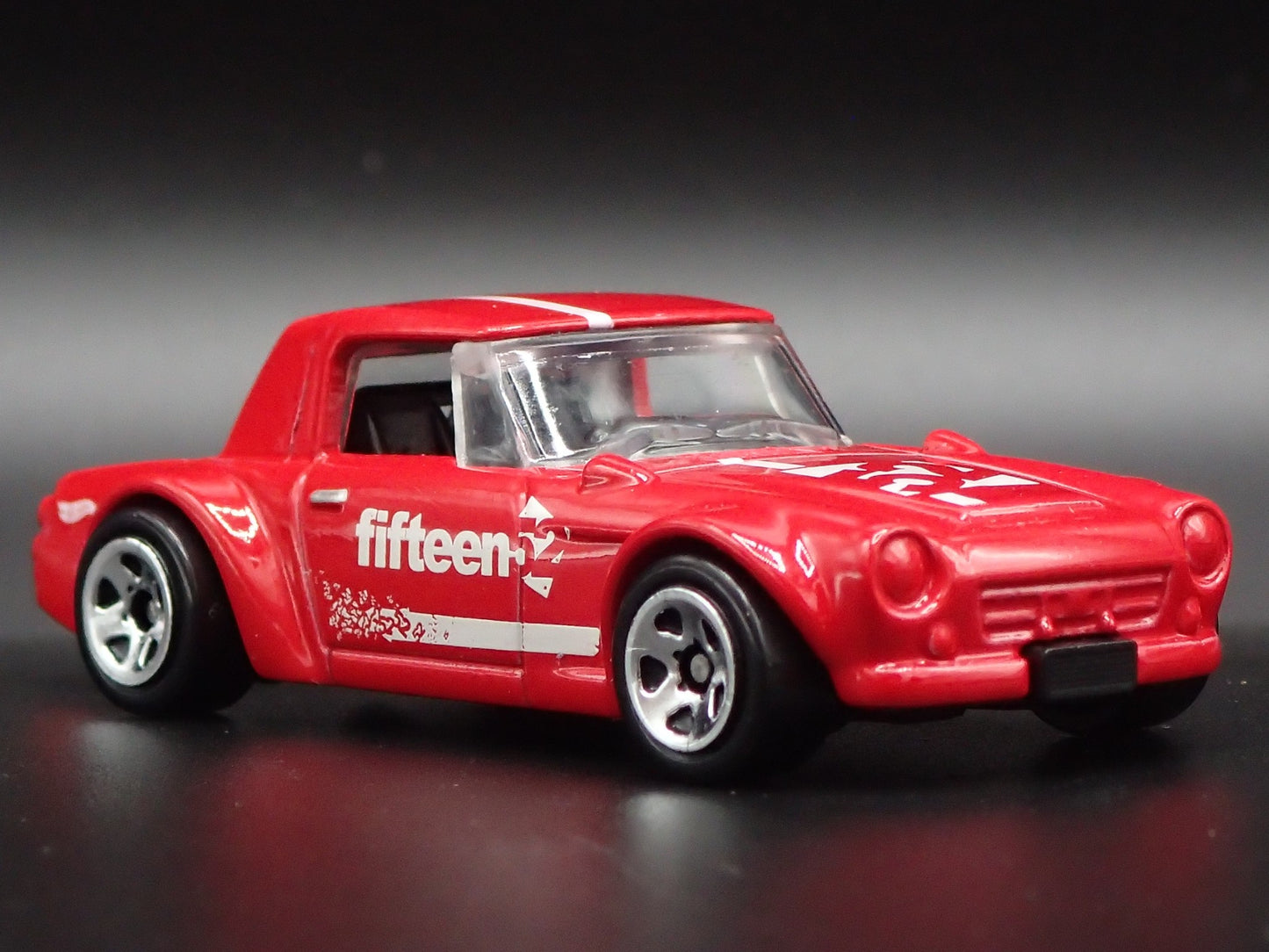 1967-1970 DATSUN FAIRLADY 2000 FIFTEEN 52 1:64 SCALE DIORAMA DIECAST MODEL CAR