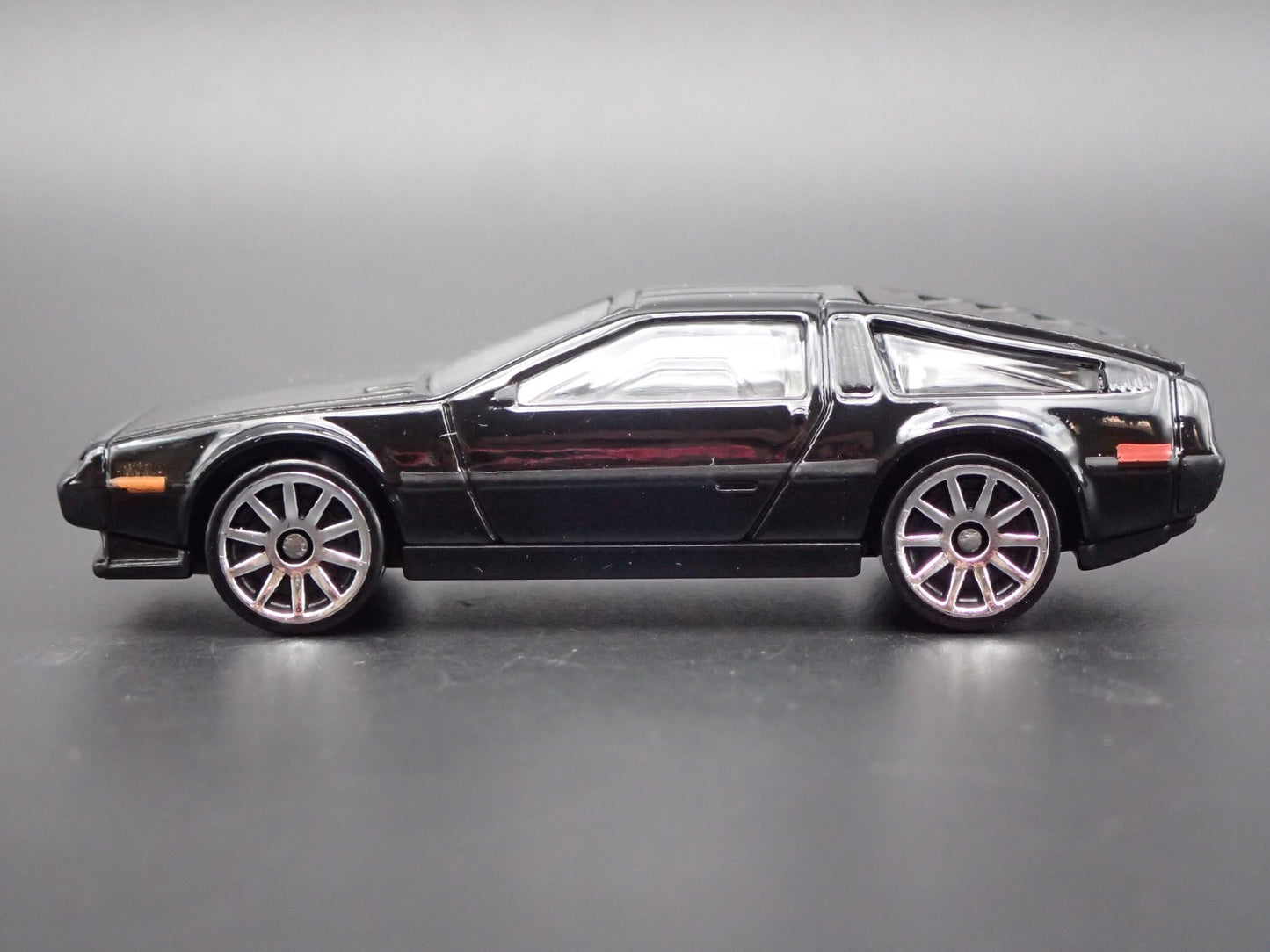 1981-1983 DMC DELOREAN BLACK 1:64 SCALE COLLECTIBLE DIORAMA DIECAST MODEL CAR