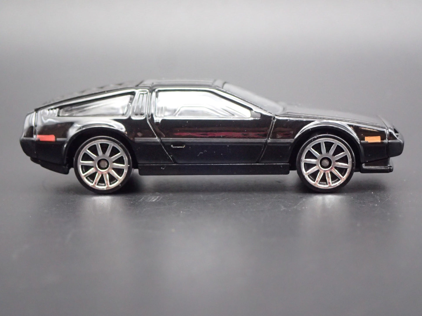 1981-1983 DMC DELOREAN BLACK 1:64 SCALE COLLECTIBLE DIORAMA DIECAST MODEL CAR