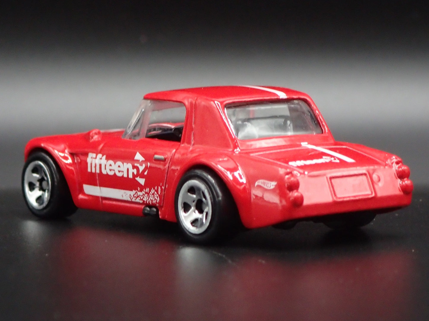 1967-1970 DATSUN FAIRLADY 2000 FIFTEEN 52 1:64 SCALE DIORAMA DIECAST MODEL CAR
