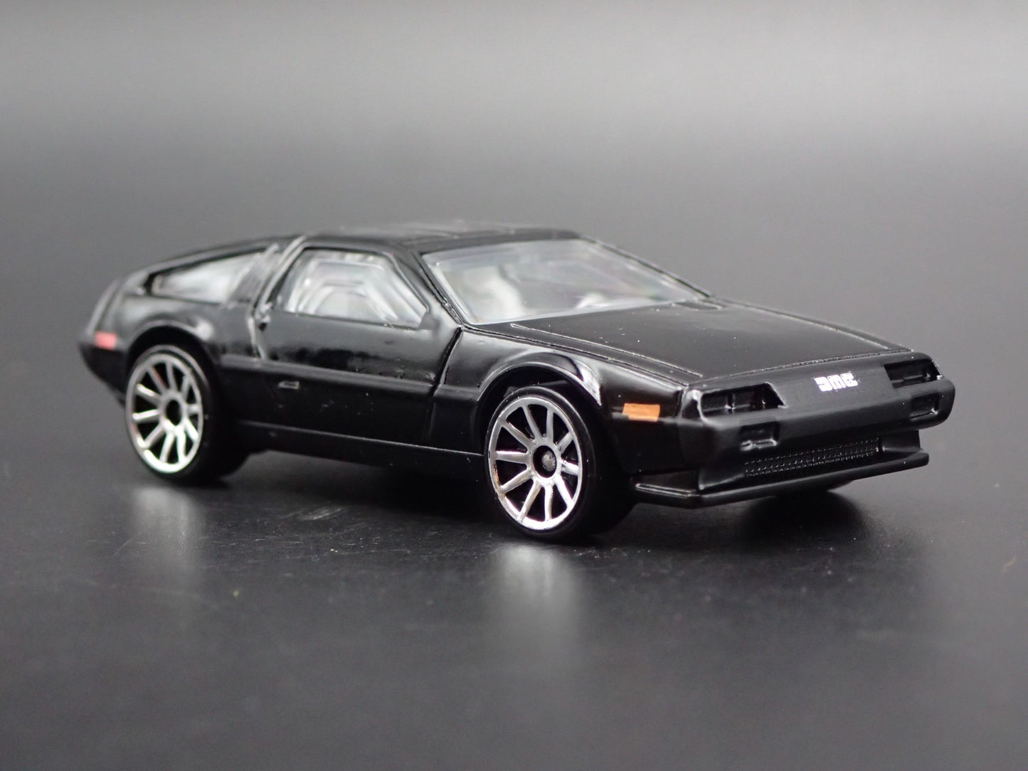 1981-1983 DMC DELOREAN BLACK 1:64 SCALE COLLECTIBLE DIORAMA DIECAST MODEL CAR