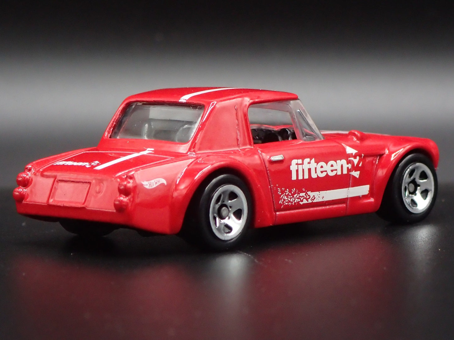 1967-1970 DATSUN FAIRLADY 2000 FIFTEEN 52 1:64 SCALE DIORAMA DIECAST MODEL CAR