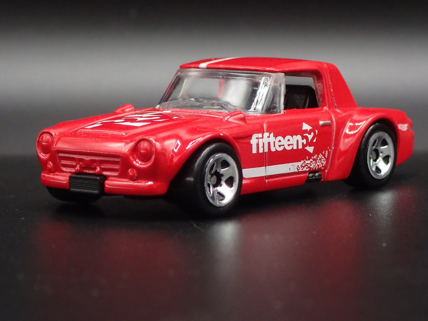 1967-1970 DATSUN FAIRLADY 2000 FIFTEEN 52 1:64 SCALE DIORAMA DIECAST MODEL CAR