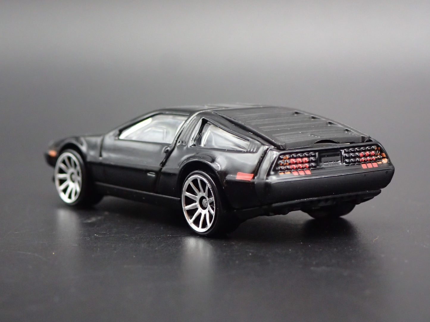 1981-1983 DMC DELOREAN BLACK 1:64 SCALE COLLECTIBLE DIORAMA DIECAST MODEL CAR