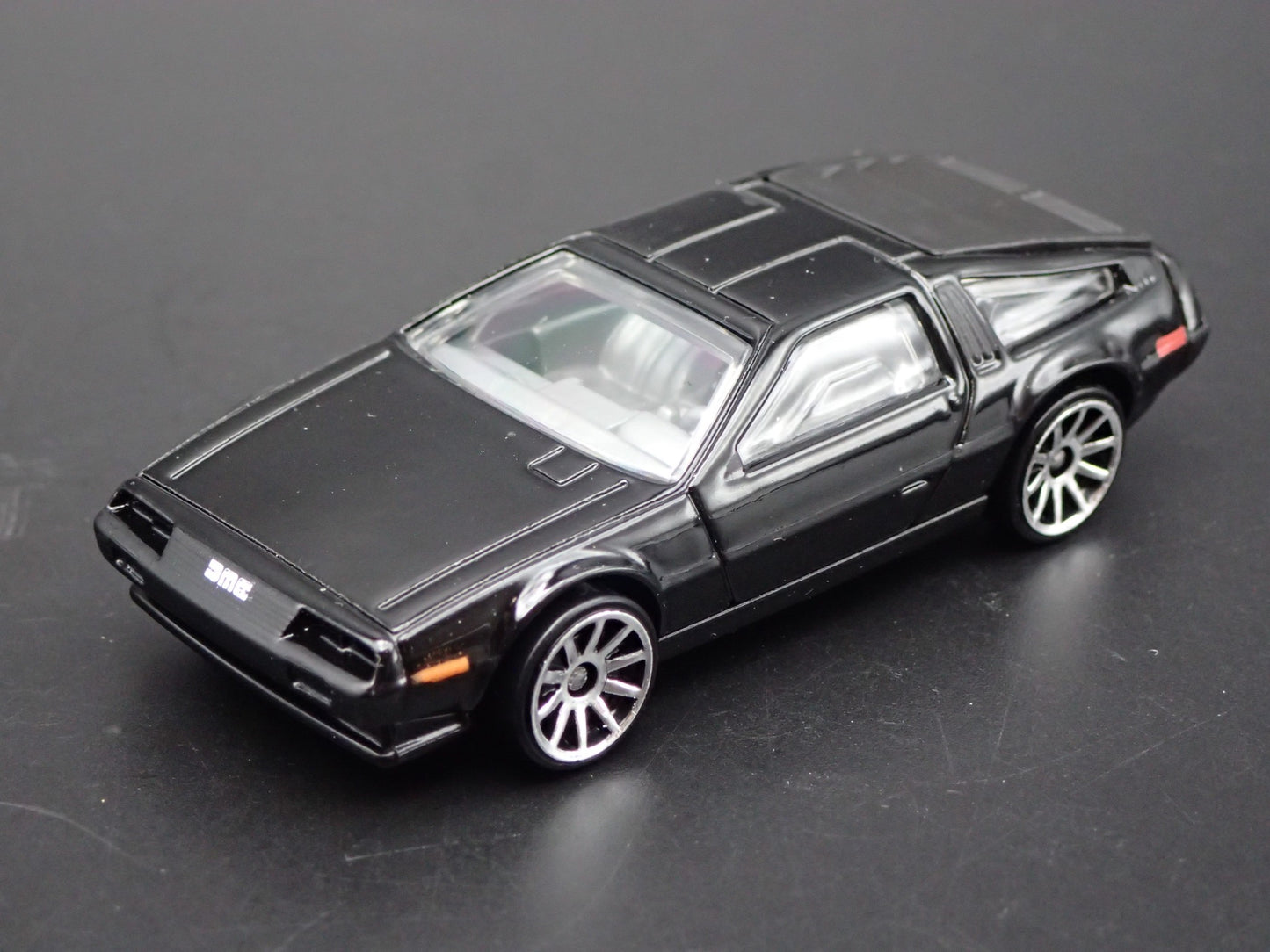 1981-1983 DMC DELOREAN BLACK 1:64 SCALE COLLECTIBLE DIORAMA DIECAST MODEL CAR