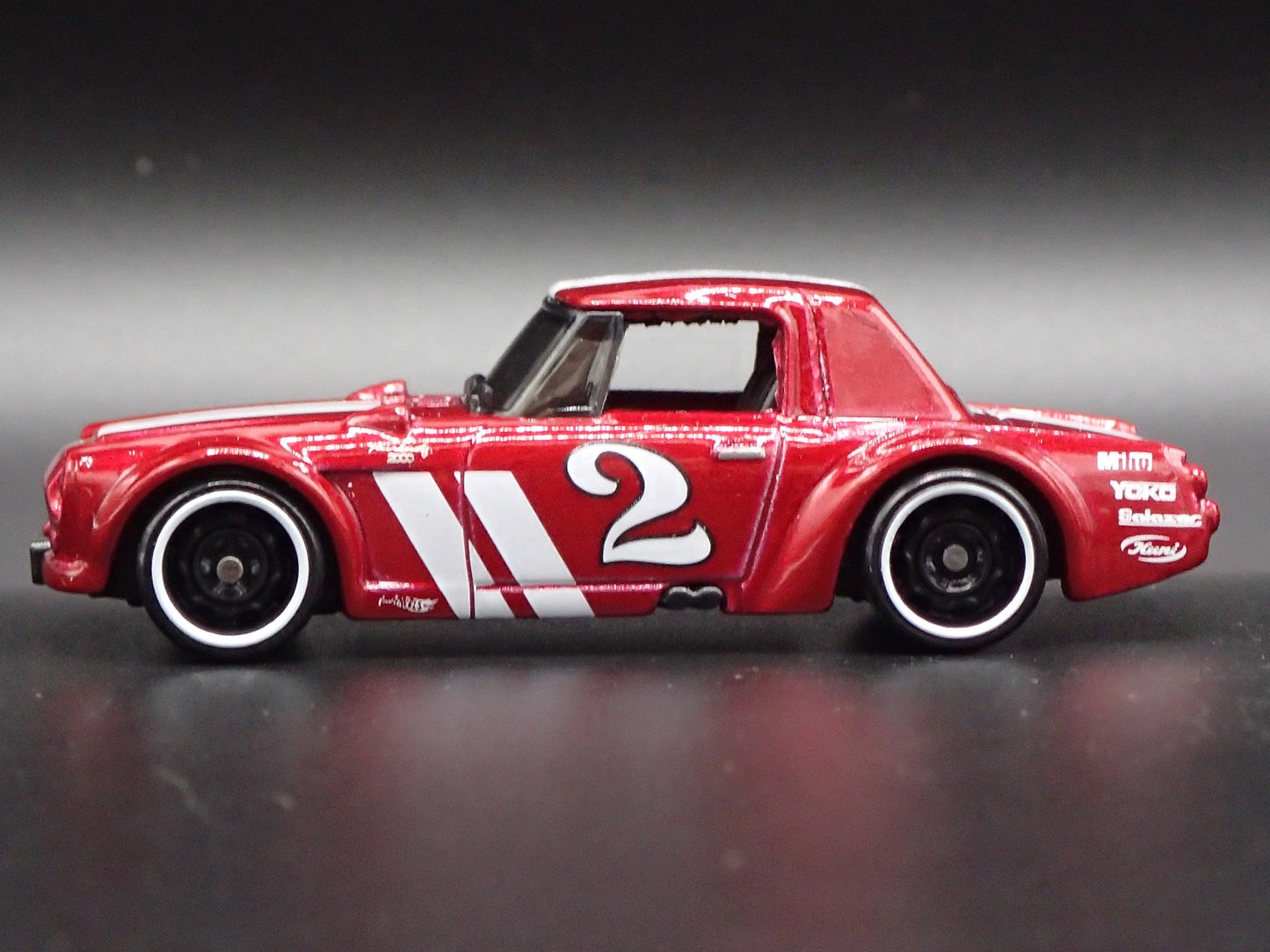 1967-1970 DATSUN FAIRLADY 2000 1:64 SCALE COLLECTIBLE DIORAMA DIECAST MODEL CAR