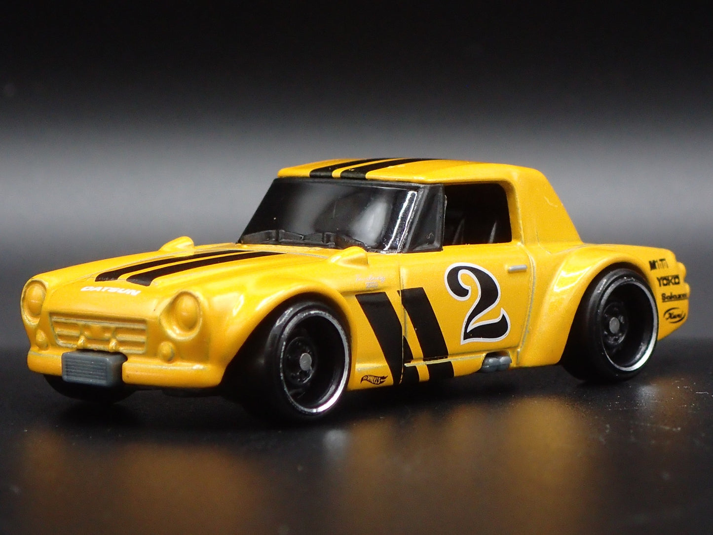 1967-1970 DATSUN FAIRLADY 2000 1:64 SCALE COLLECTIBLE DIORAMA DIECAST MODEL CAR