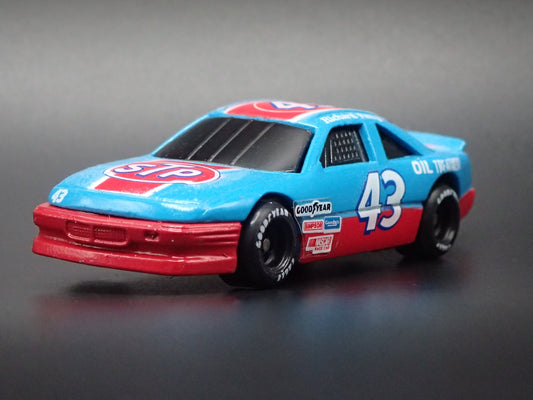 1992 92 PONTIAC GRAND PRIX RICHARD PETTY 43 NASCAR  1:64 SCALE DIECAST MODEL CAR