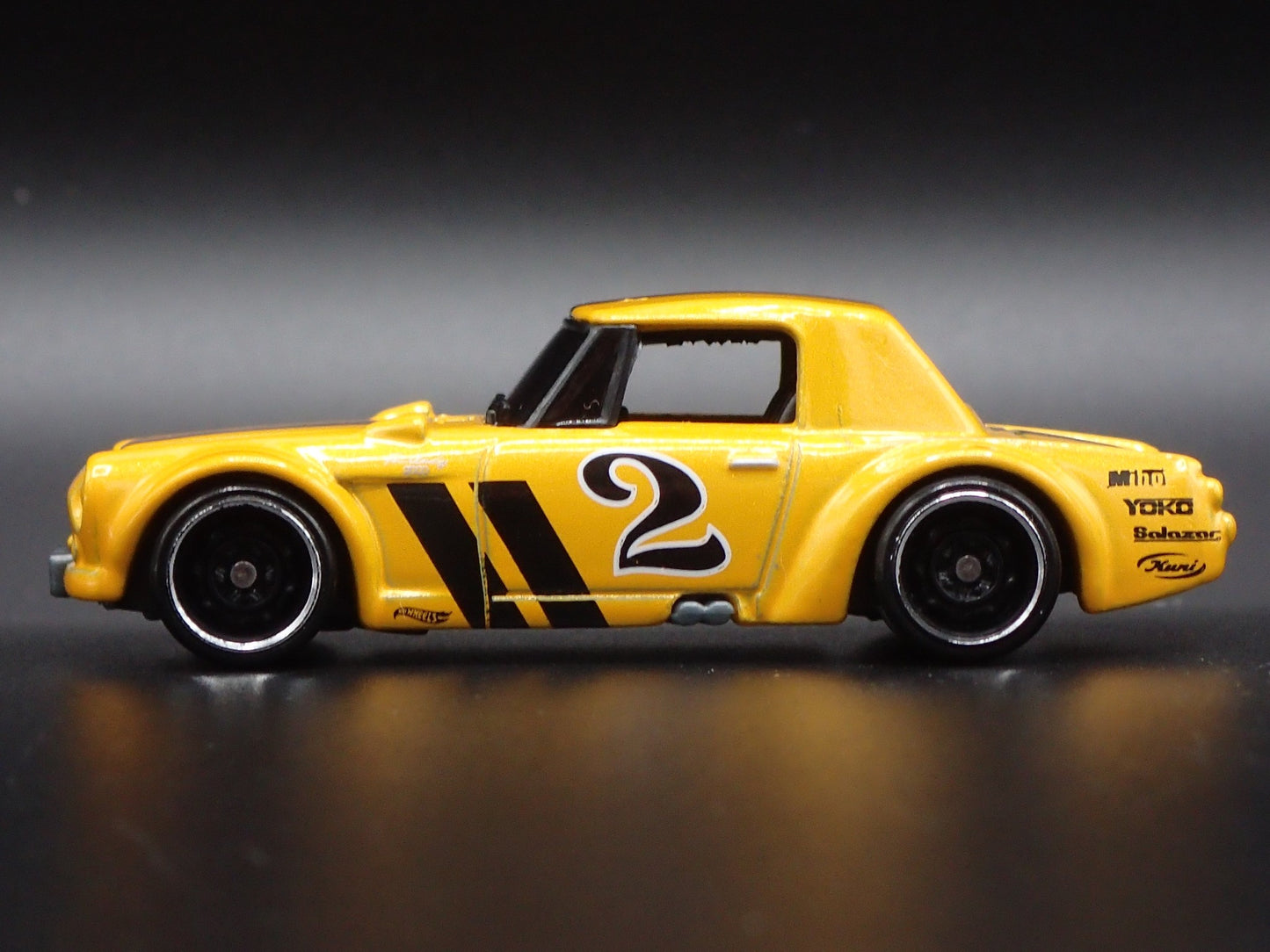 1967-1970 DATSUN FAIRLADY 2000 1:64 SCALE COLLECTIBLE DIORAMA DIECAST MODEL CAR