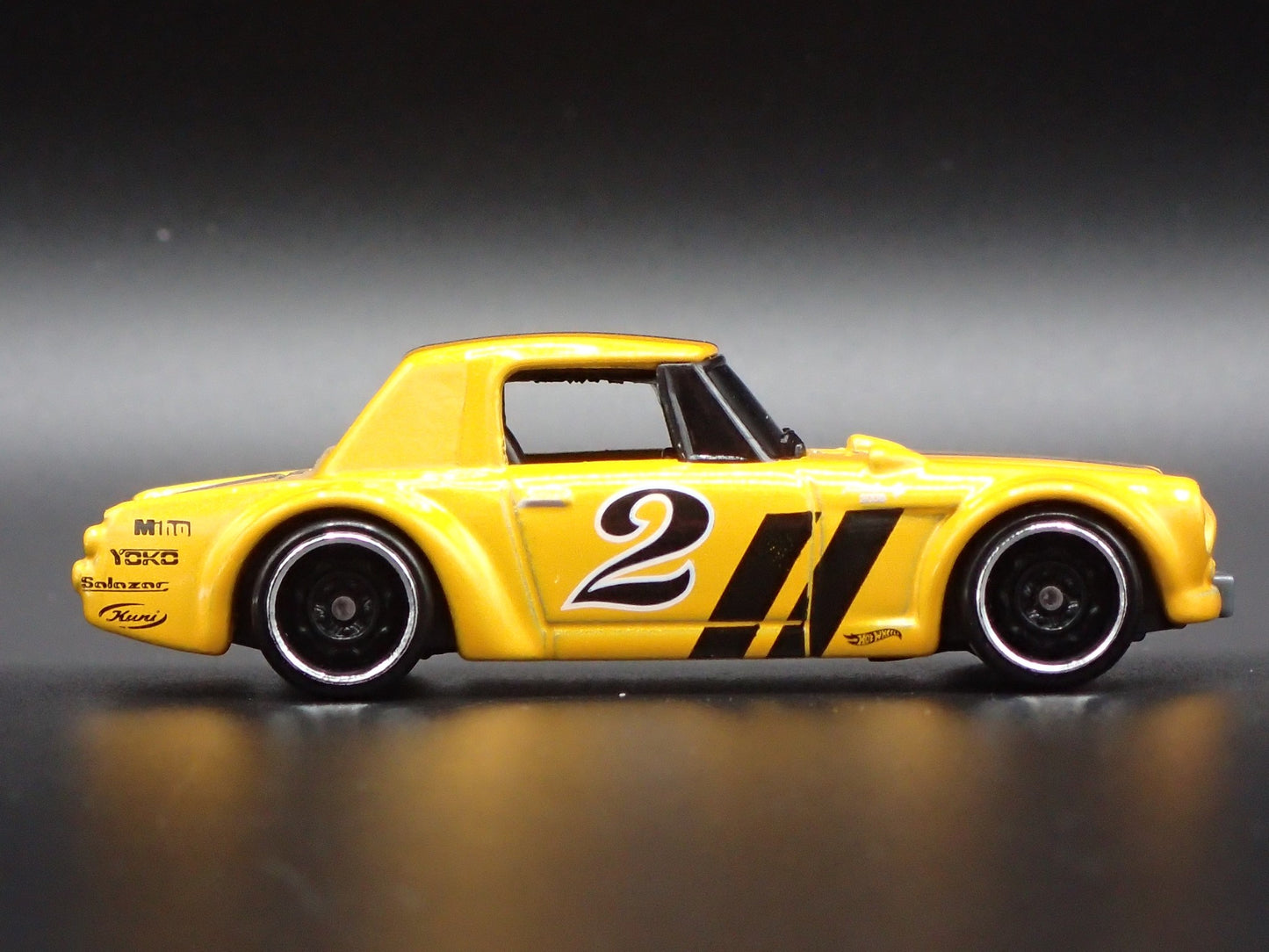1967-1970 DATSUN FAIRLADY 2000 1:64 SCALE COLLECTIBLE DIORAMA DIECAST MODEL CAR