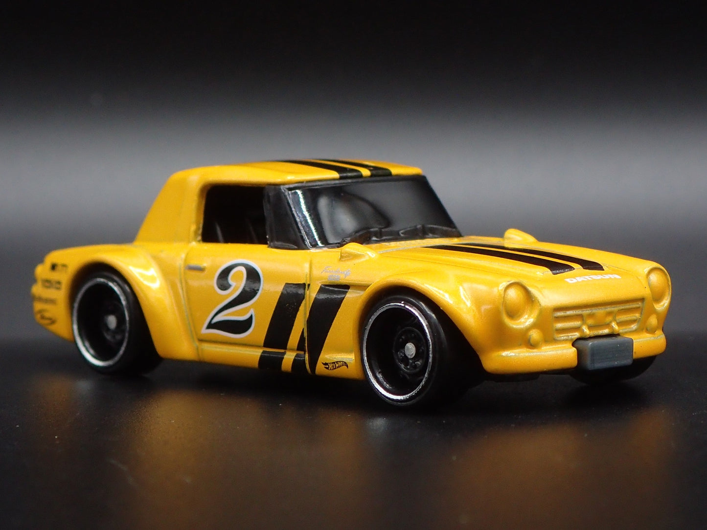 1967-1970 DATSUN FAIRLADY 2000 1:64 SCALE COLLECTIBLE DIORAMA DIECAST MODEL CAR