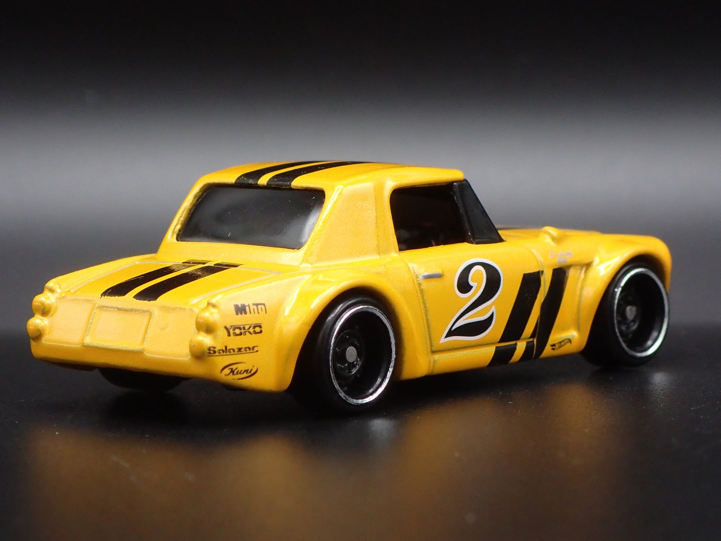 1967-1970 DATSUN FAIRLADY 2000 1:64 SCALE COLLECTIBLE DIORAMA DIECAST MODEL CAR