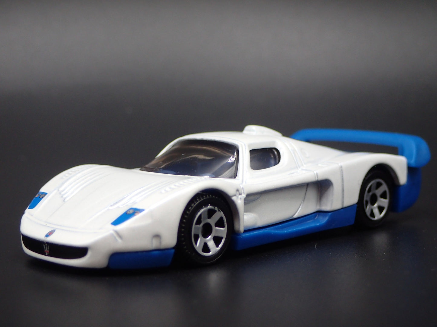 MASERATI MC12 RACE CAR WHITE 1:64 SCALE COLLECTIBLE DIORAMA DIECAST MODEL CAR