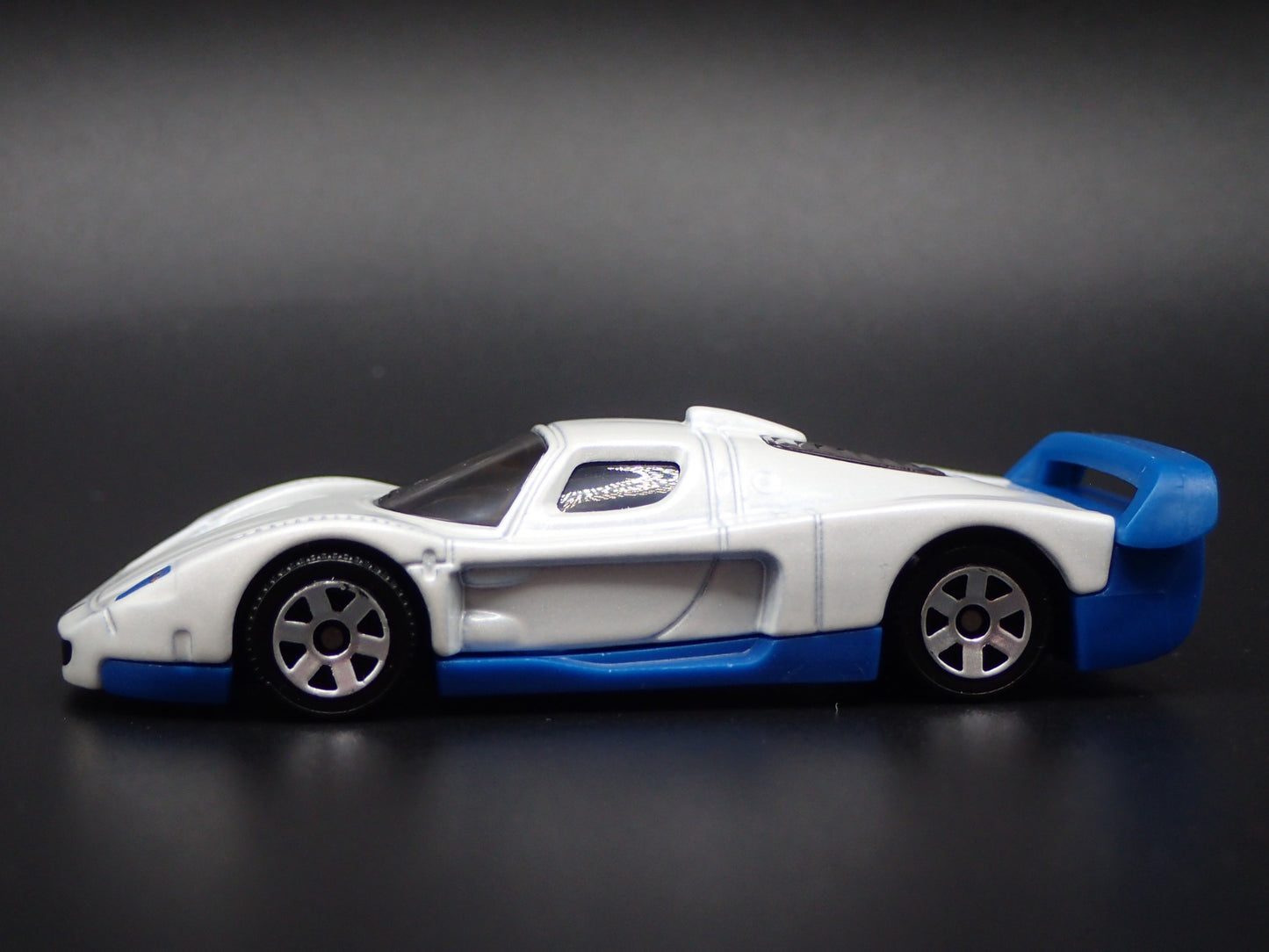 MASERATI MC12 RACE CAR WHITE 1:64 SCALE COLLECTIBLE DIORAMA DIECAST MODEL CAR
