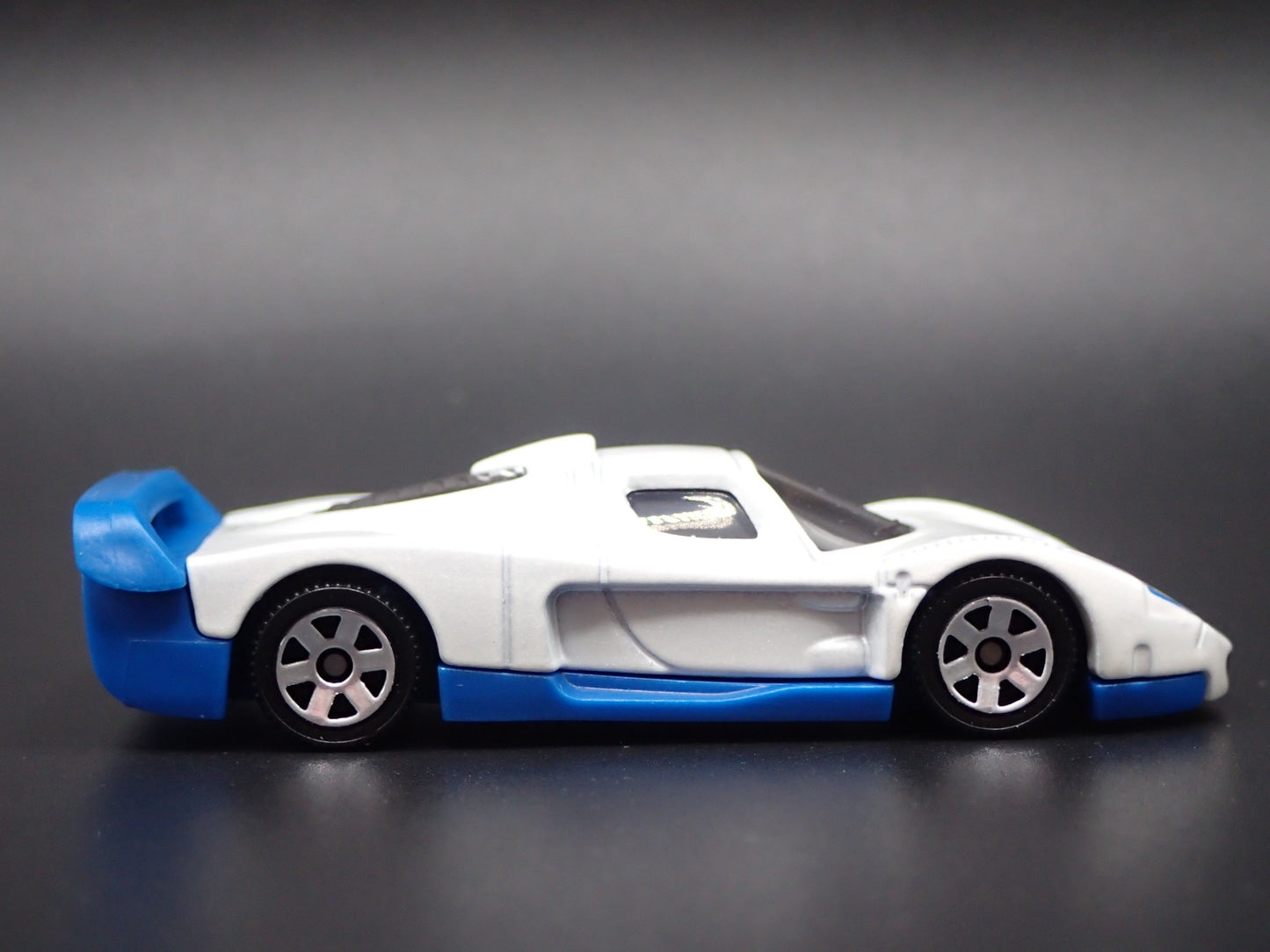 MASERATI MC12 RACE CAR WHITE 1:64 SCALE COLLECTIBLE DIORAMA DIECAST MODEL CAR