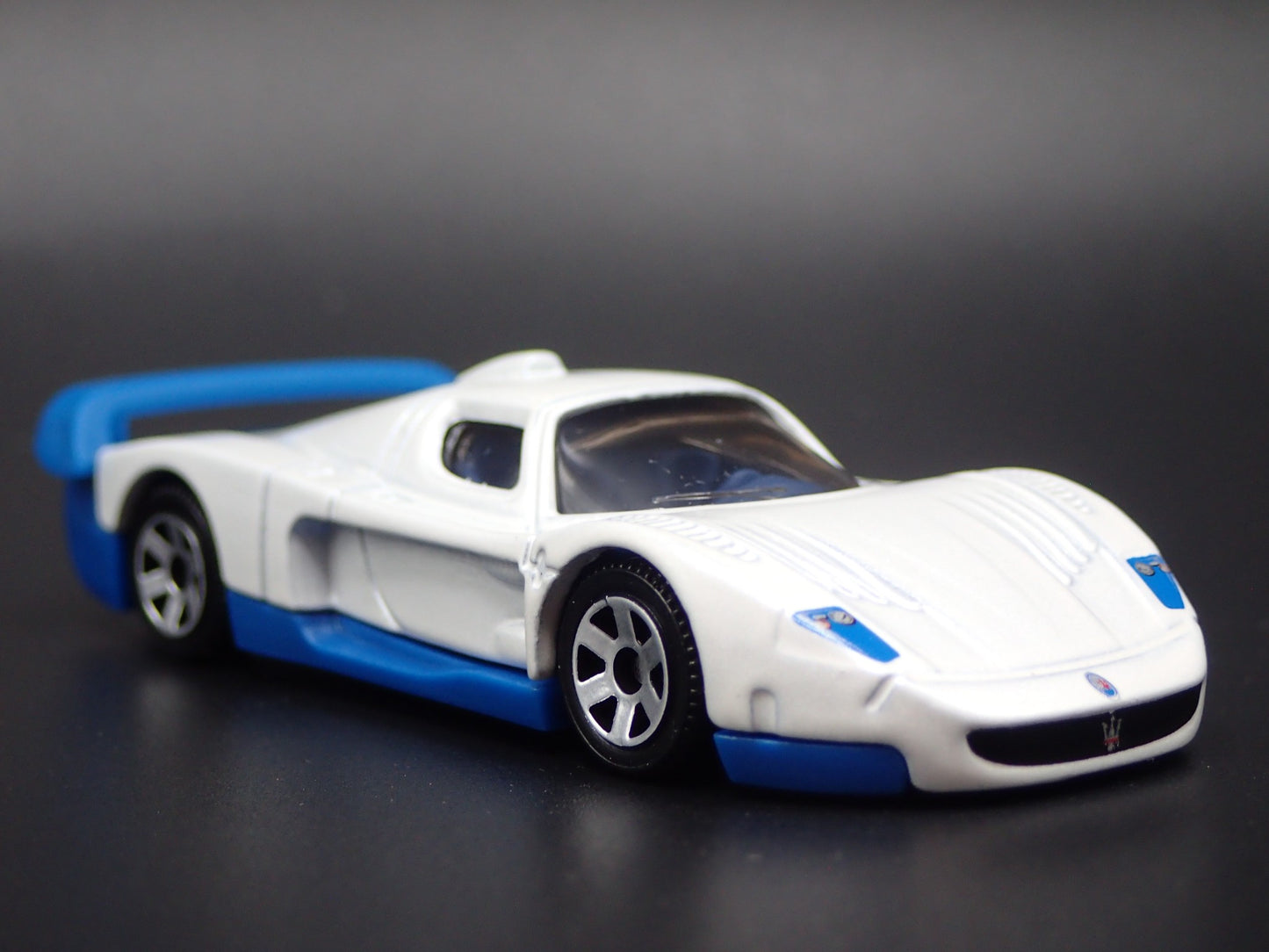 MASERATI MC12 RACE CAR WHITE 1:64 SCALE COLLECTIBLE DIORAMA DIECAST MODEL CAR