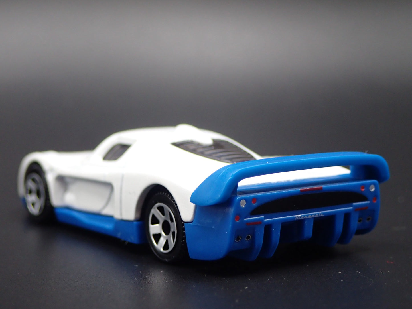 MASERATI MC12 RACE CAR WHITE 1:64 SCALE COLLECTIBLE DIORAMA DIECAST MODEL CAR