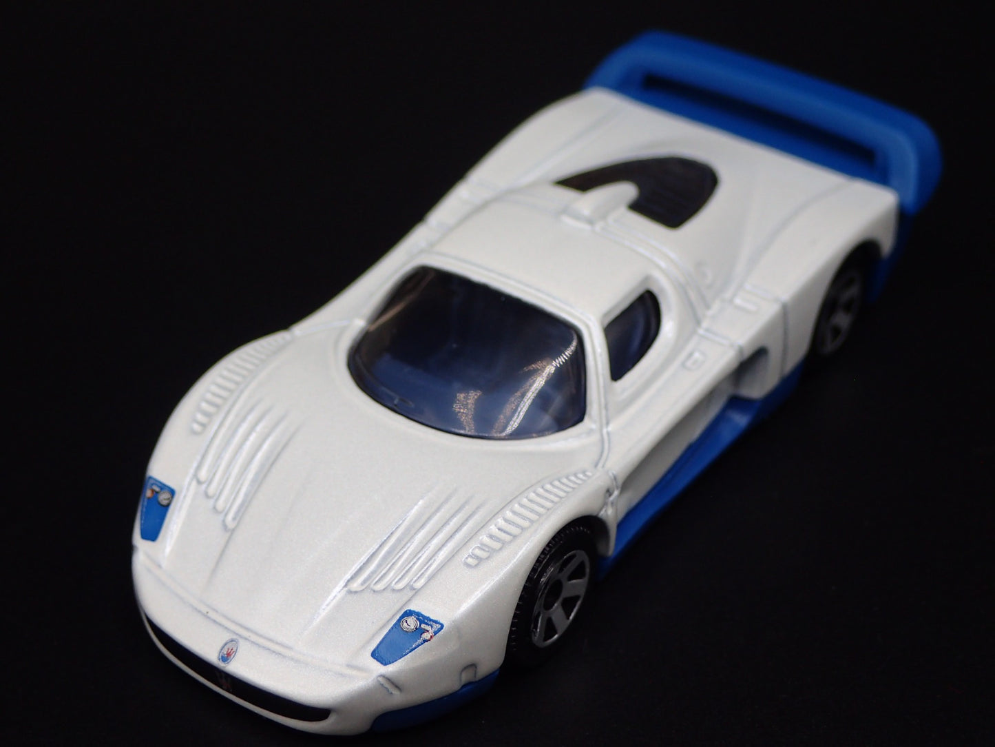MASERATI MC12 RACE CAR WHITE 1:64 SCALE COLLECTIBLE DIORAMA DIECAST MODEL CAR