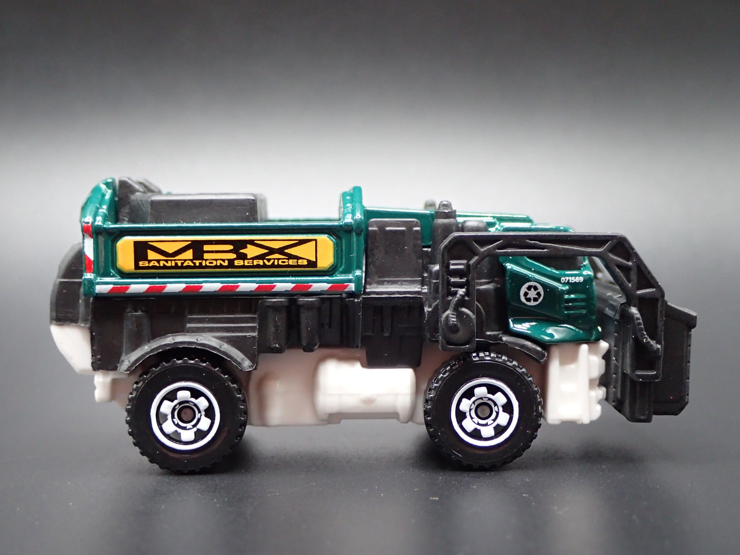 MODERN GARBAGE RECYCLING TRASH TRUCK 1/64 MB SCALE DIORAMA DIECAST MODEL CAR