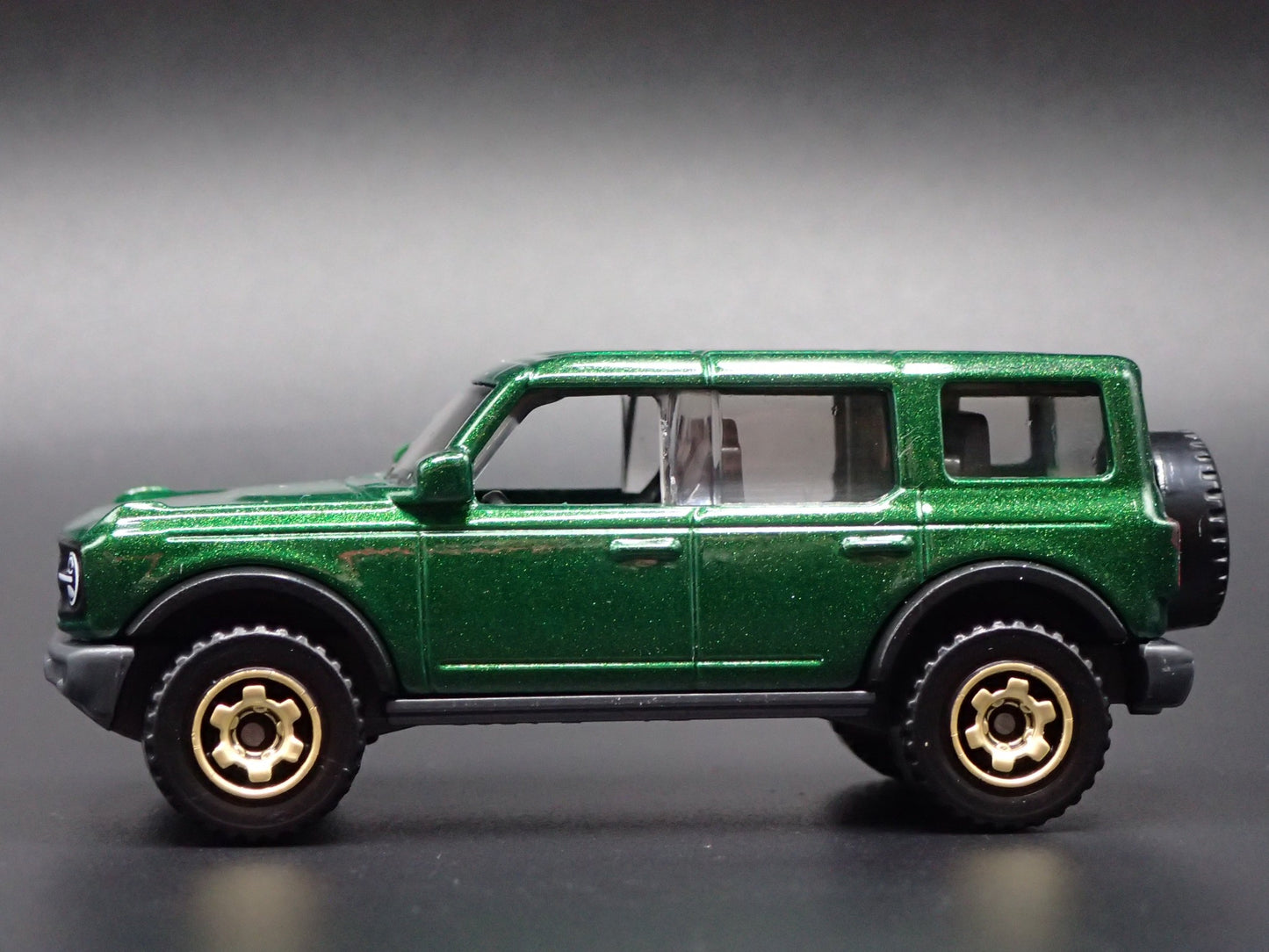 2021-2025 FORD BRONCO 4 FOUR DOOR GREEN 1:64 SCALE DIORAMA DIECAST MODEL CAR