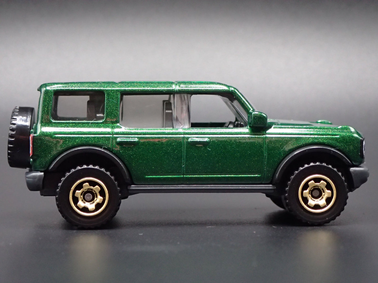 2021-2025 FORD BRONCO 4 FOUR DOOR GREEN 1:64 SCALE DIORAMA DIECAST MODEL CAR