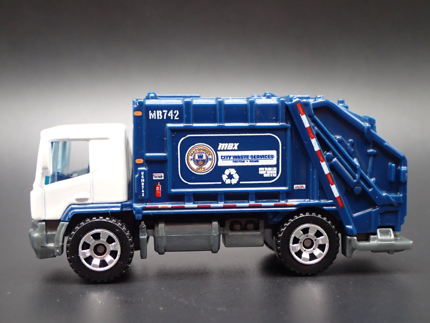MODERN GARBAGE RECYCLING TRASH TRUCK 1/64 MB SCALE DIORAMA DIECAST MODEL CAR