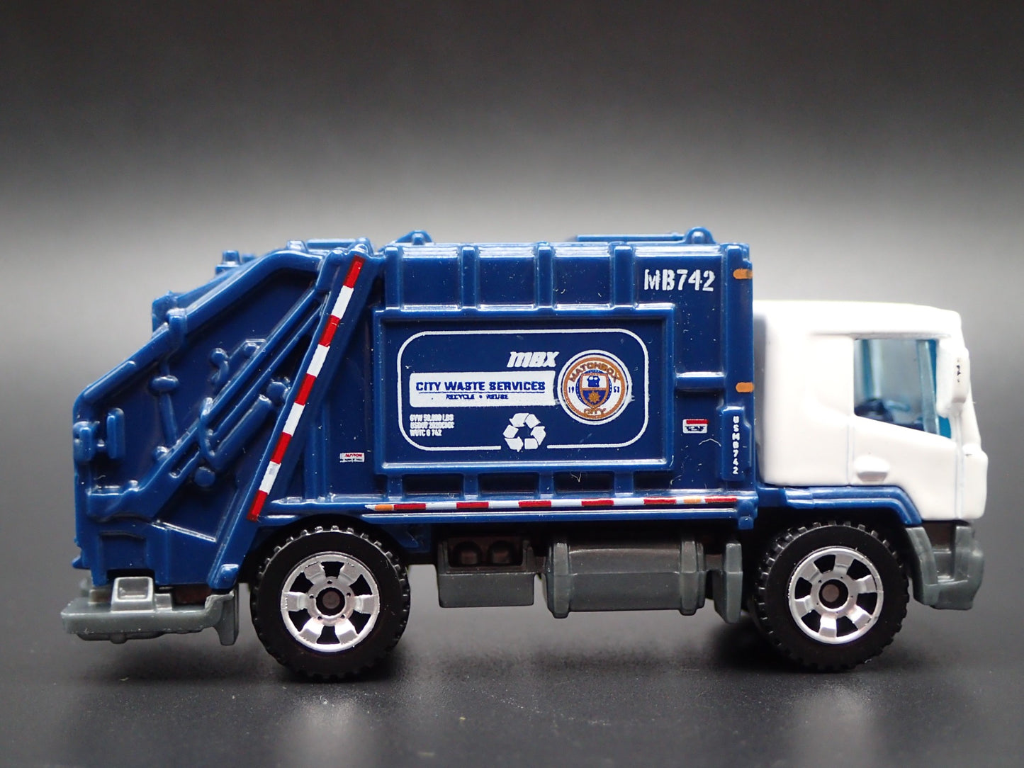 MODERN GARBAGE RECYCLING TRASH TRUCK 1/64 MB SCALE DIORAMA DIECAST MODEL CAR