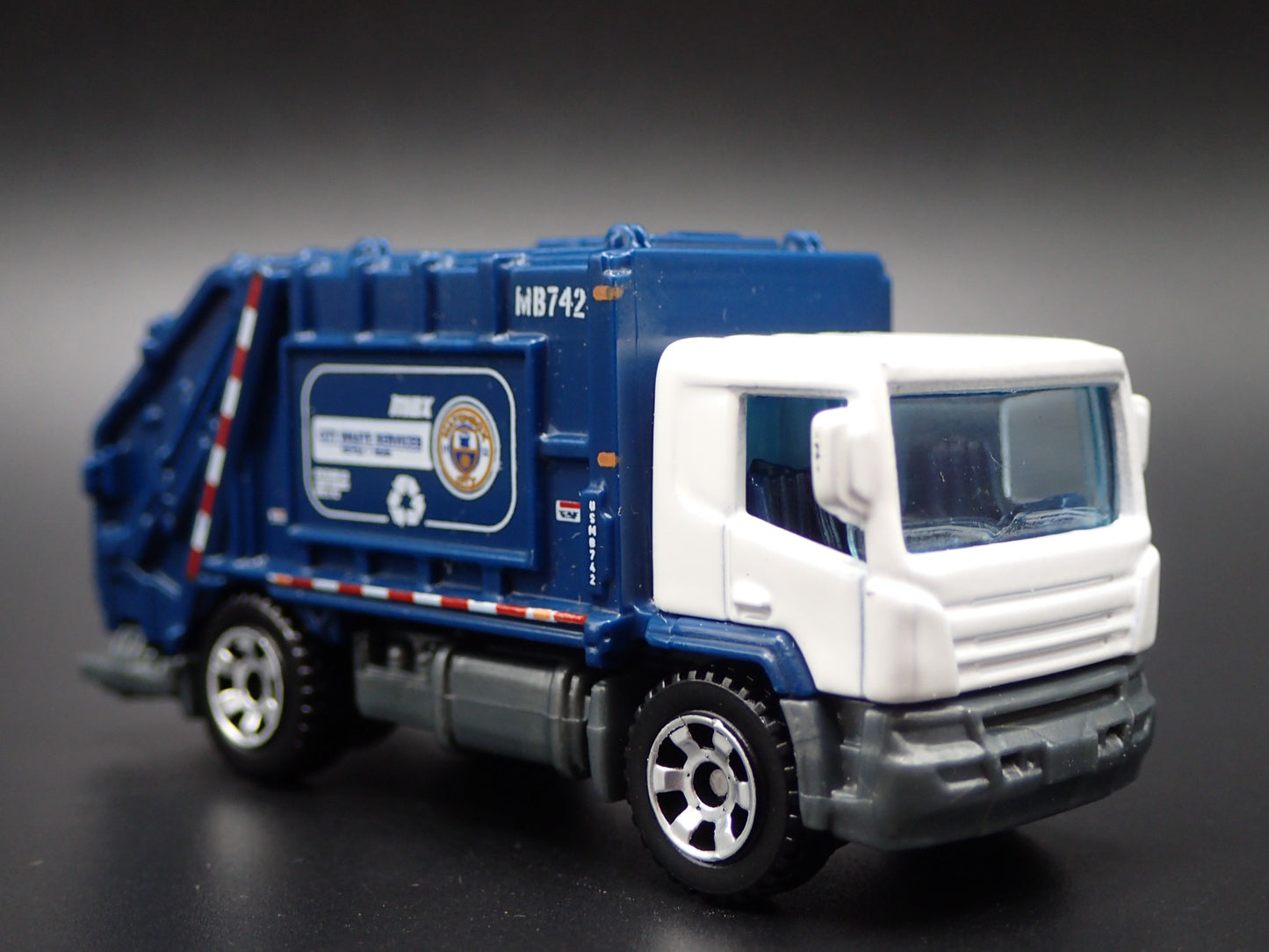 MODERN GARBAGE RECYCLING TRASH TRUCK 1/64 MB SCALE DIORAMA DIECAST MODEL CAR