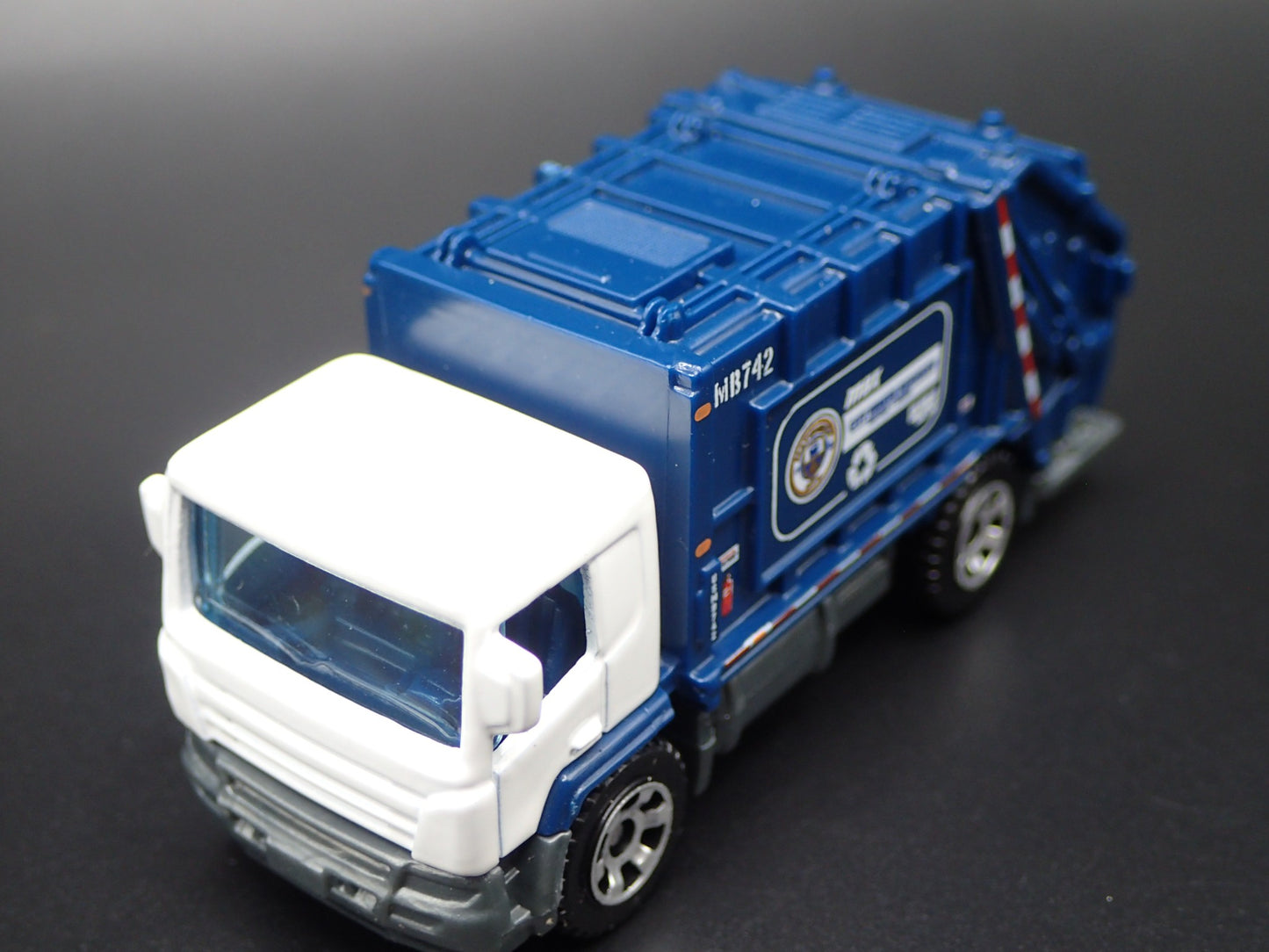 MODERN GARBAGE RECYCLING TRASH TRUCK 1/64 MB SCALE DIORAMA DIECAST MODEL CAR