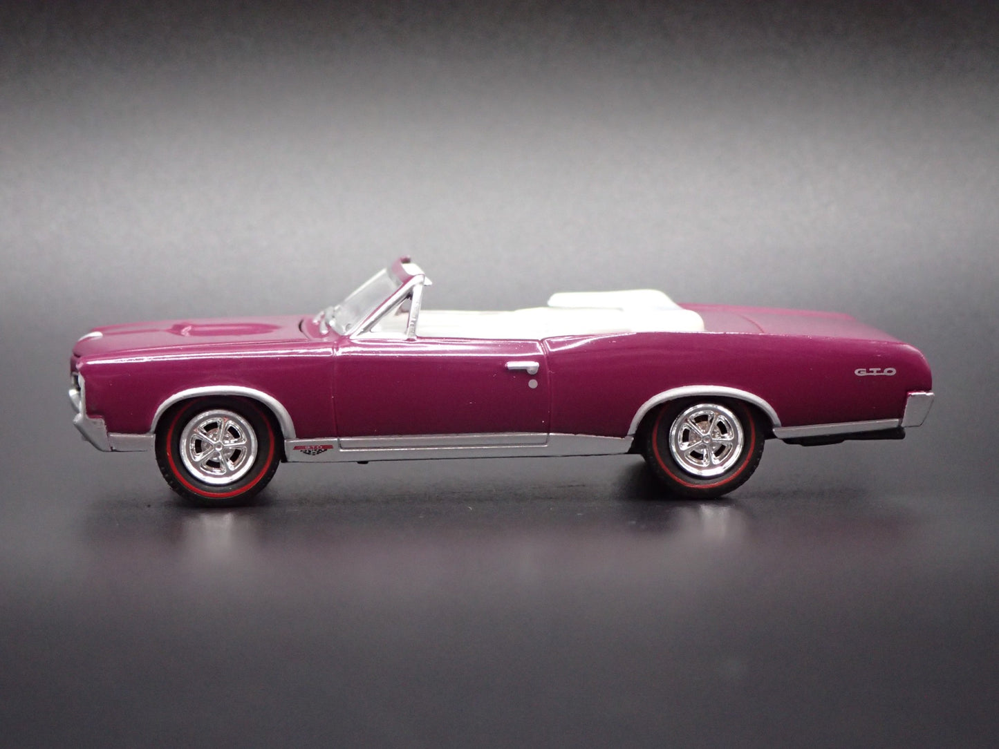 1967 67 PONTIAC GTO CONVERTIBLE PURPLE 1/64 SCALE COLLECTIBLE DIECAST MODEL CAR