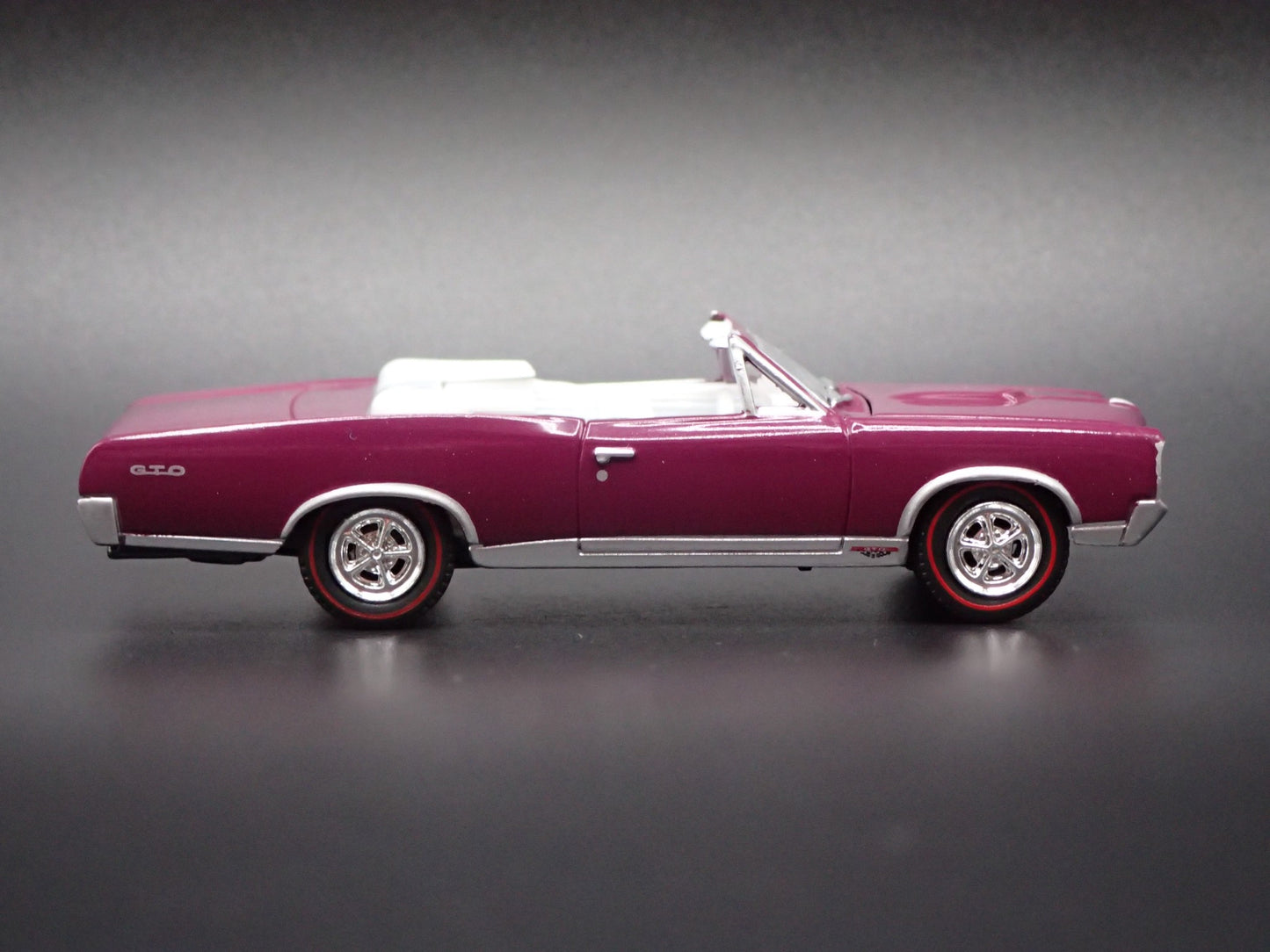 1967 67 PONTIAC GTO CONVERTIBLE PURPLE 1/64 SCALE COLLECTIBLE DIECAST MODEL CAR