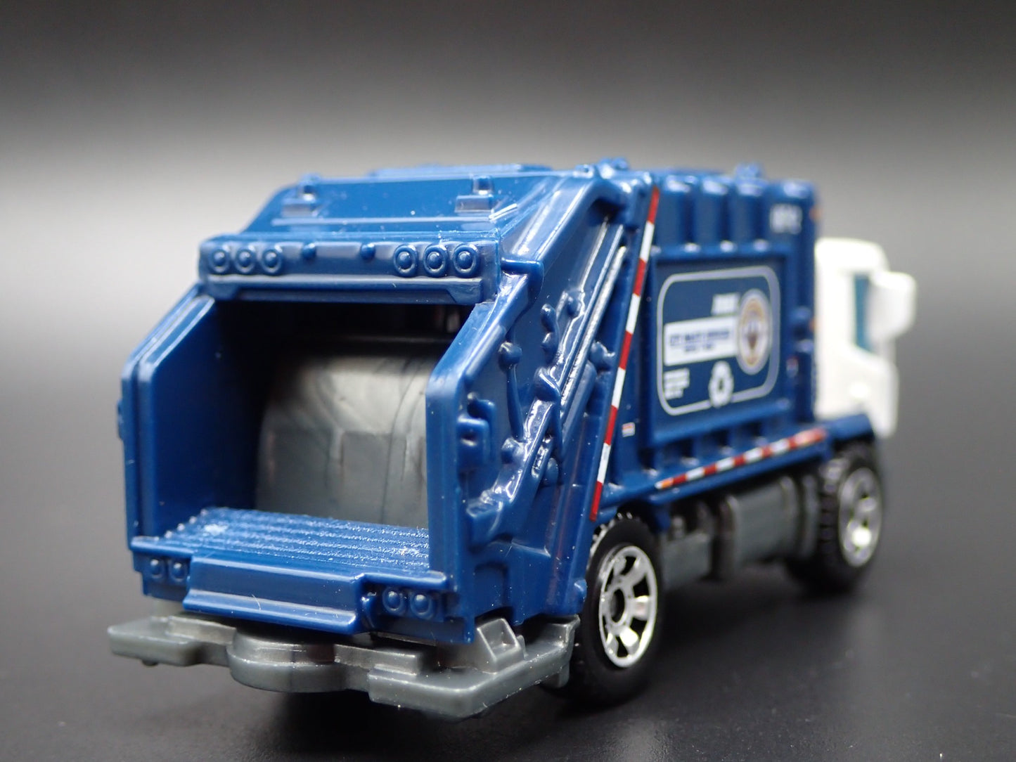 MODERN GARBAGE RECYCLING TRASH TRUCK 1/64 MB SCALE DIORAMA DIECAST MODEL CAR