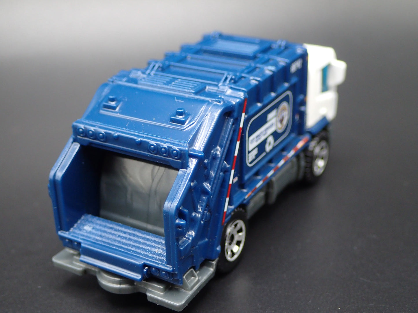 MODERN GARBAGE RECYCLING TRASH TRUCK 1/64 MB SCALE DIORAMA DIECAST MODEL CAR