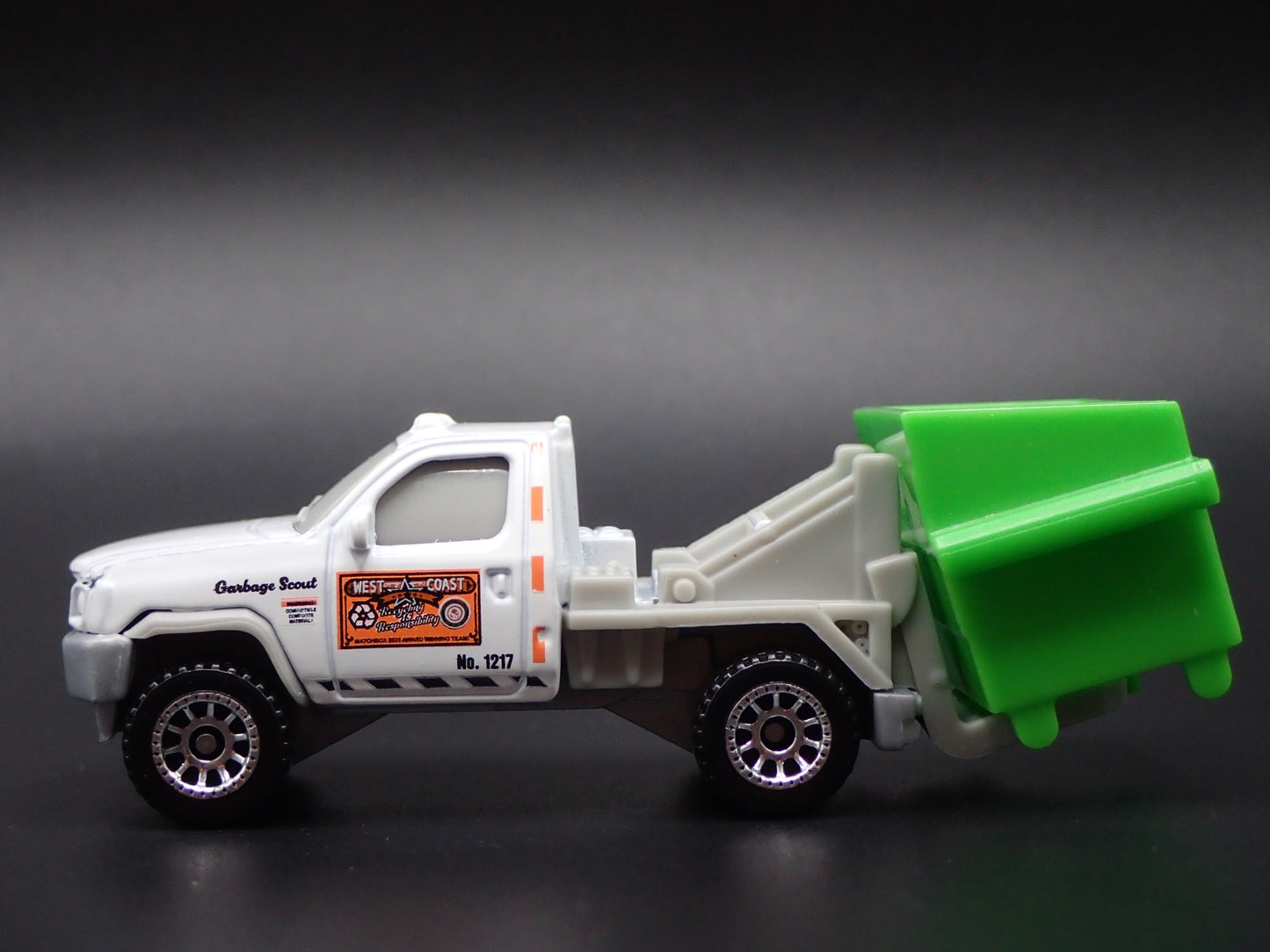 MODERN GARBAGE TIPPER TRASH TRUCK & DUMPSTER 1/64 MB SCALE DIECAST MODEL CAR