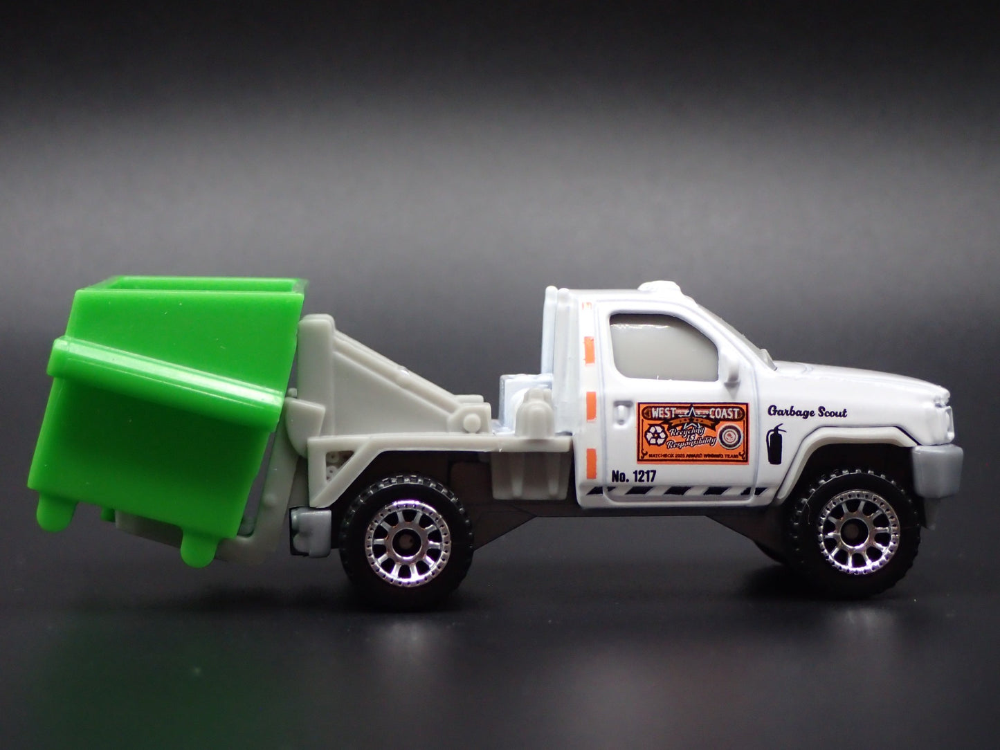 MODERN GARBAGE TIPPER TRASH TRUCK & DUMPSTER 1/64 MB SCALE DIECAST MODEL CAR