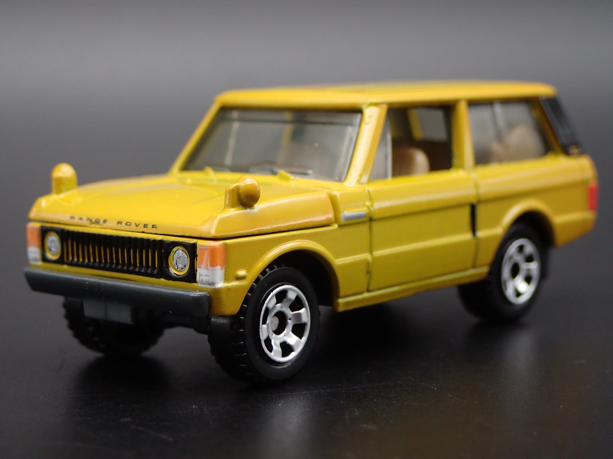 1970-1994 RANGE ROVER MUSTARD 1/64 SCALE COLLECTIBLE DIORAMA DIECAST M ...