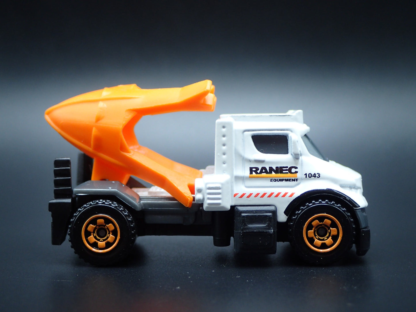 TREE SPADE TRUCK TRANSPLANTER CONSTRUCTION 1:64 SCALE DIORAMA DIECAST MODEL CAR