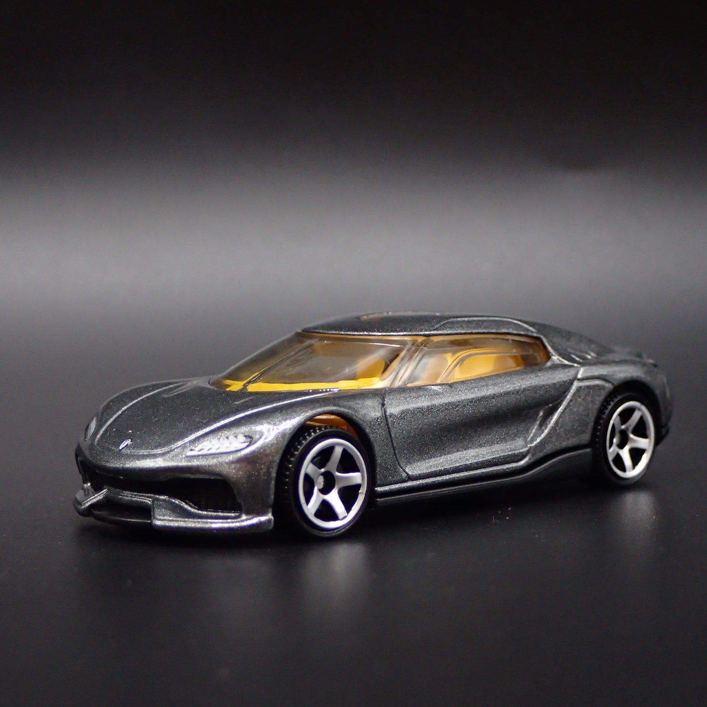 2024-2025 KOENIGSEGG GEMERA SUPER CAR GRAY 1:64 SCALE DIORAMA DIECAST MODEL CAR
