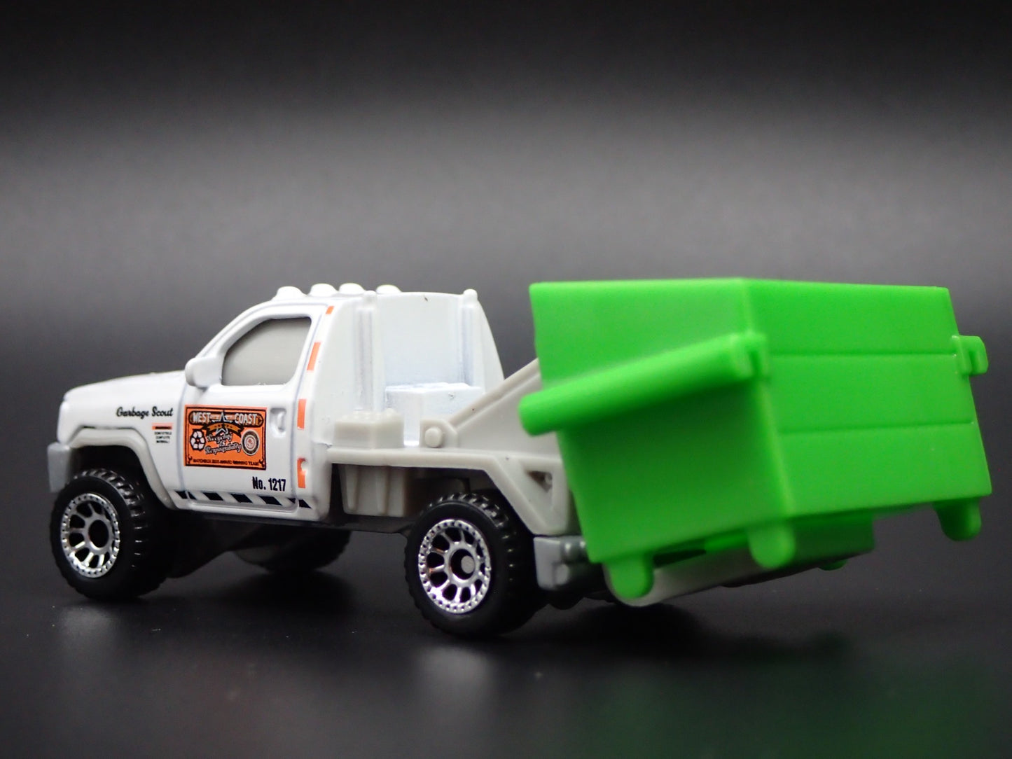 MODERN GARBAGE TIPPER TRASH TRUCK & DUMPSTER 1/64 MB SCALE DIECAST MODEL CAR