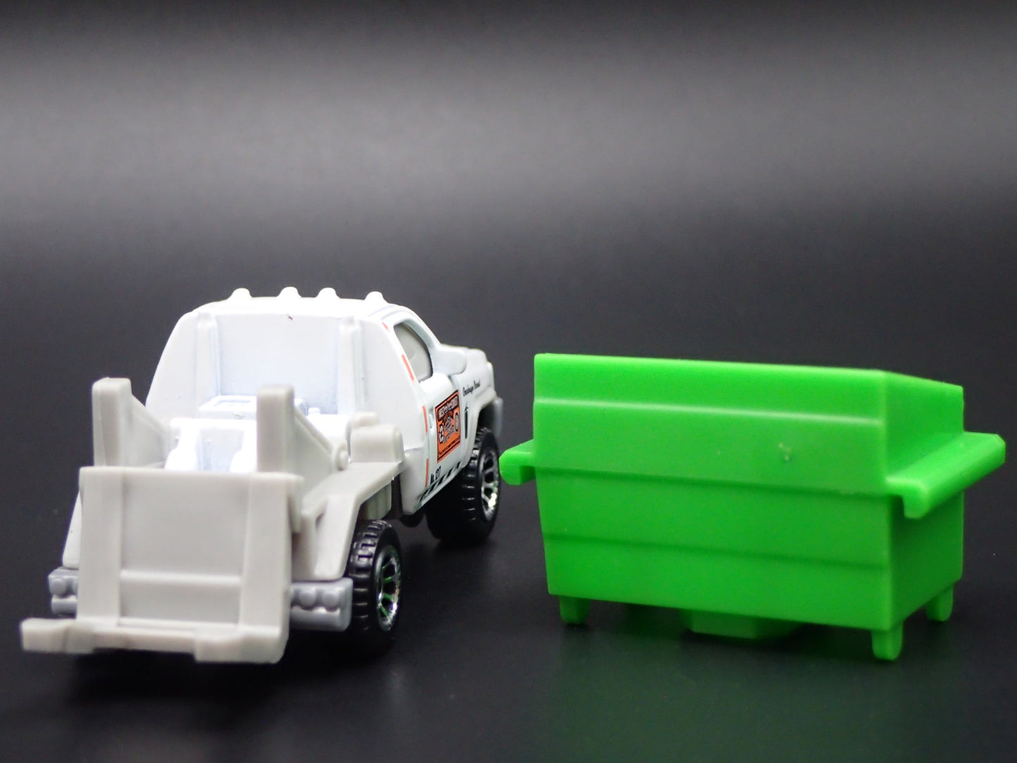 MODERN GARBAGE TIPPER TRASH TRUCK & DUMPSTER 1/64 MB SCALE DIECAST MODEL CAR