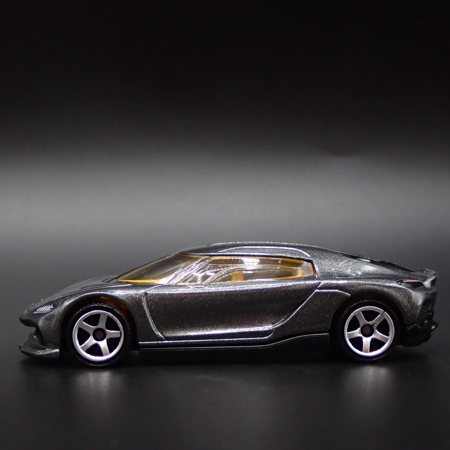 2024-2025 KOENIGSEGG GEMERA SUPER CAR GRAY 1:64 SCALE DIORAMA DIECAST MODEL CAR