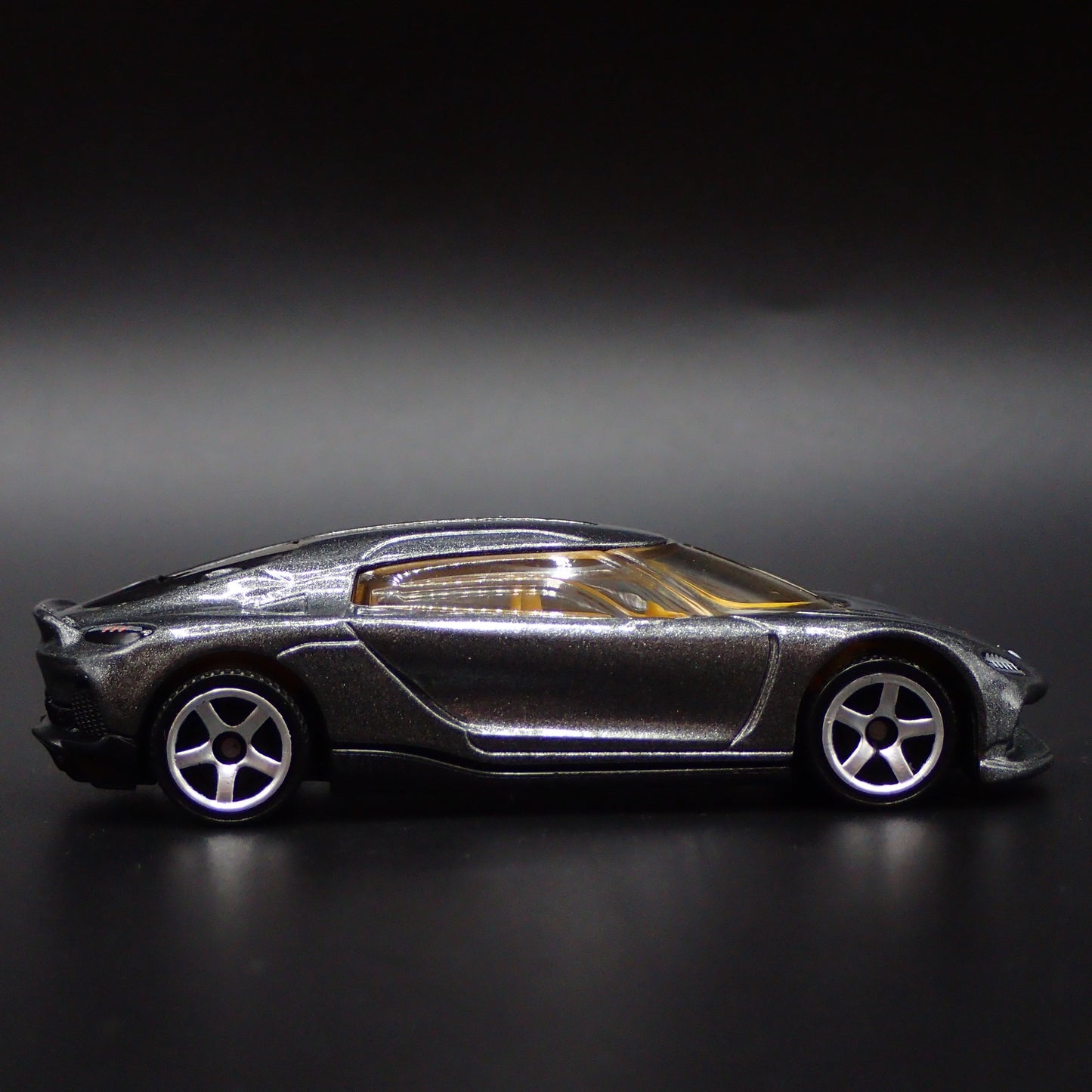 2024-2025 KOENIGSEGG GEMERA SUPER CAR GRAY 1:64 SCALE DIORAMA DIECAST MODEL CAR