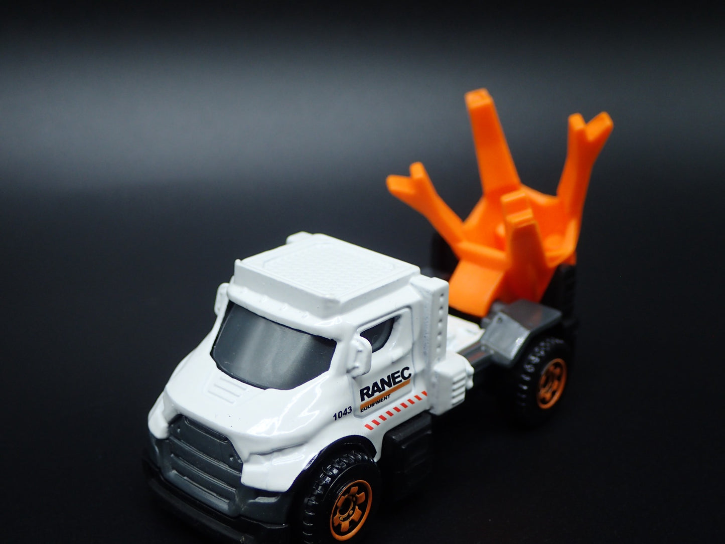 TREE SPADE TRUCK TRANSPLANTER CONSTRUCTION 1:64 SCALE DIORAMA DIECAST MODEL CAR