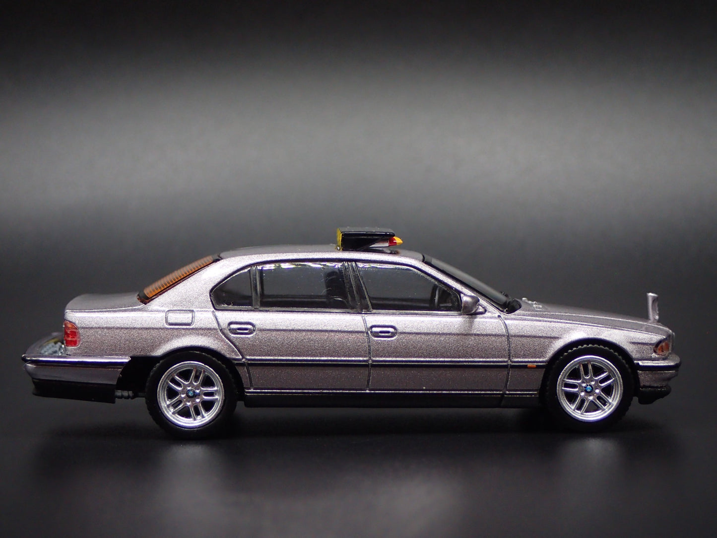 BMW 750IL JAMES BOND 007 TOMORROW NEVER DIES SILVER 1:64 SCALE DIECAST MODEL CAR