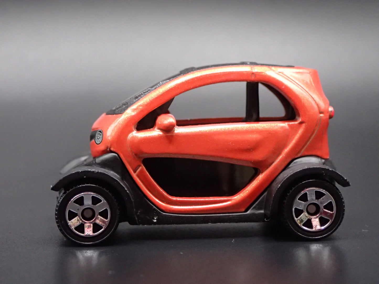2012-2023 RENAULT TWIZY ORANGE 1:64 SCALE COLLECTIBLE DIORAMA DIECAST MODEL CAR