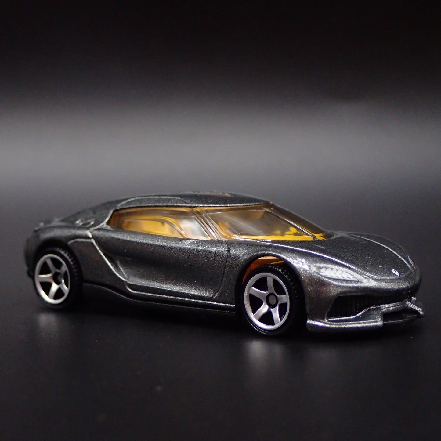2024-2025 KOENIGSEGG GEMERA SUPER CAR GRAY 1:64 SCALE DIORAMA DIECAST MODEL CAR